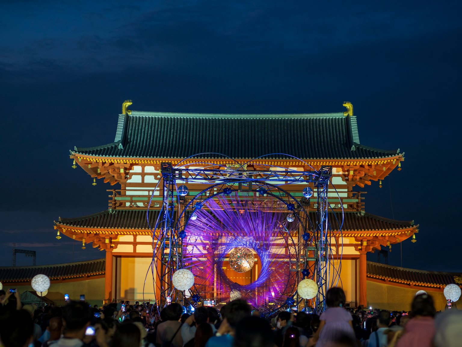 夜晚的节日场景，传统建筑与现代舞台交相辉映