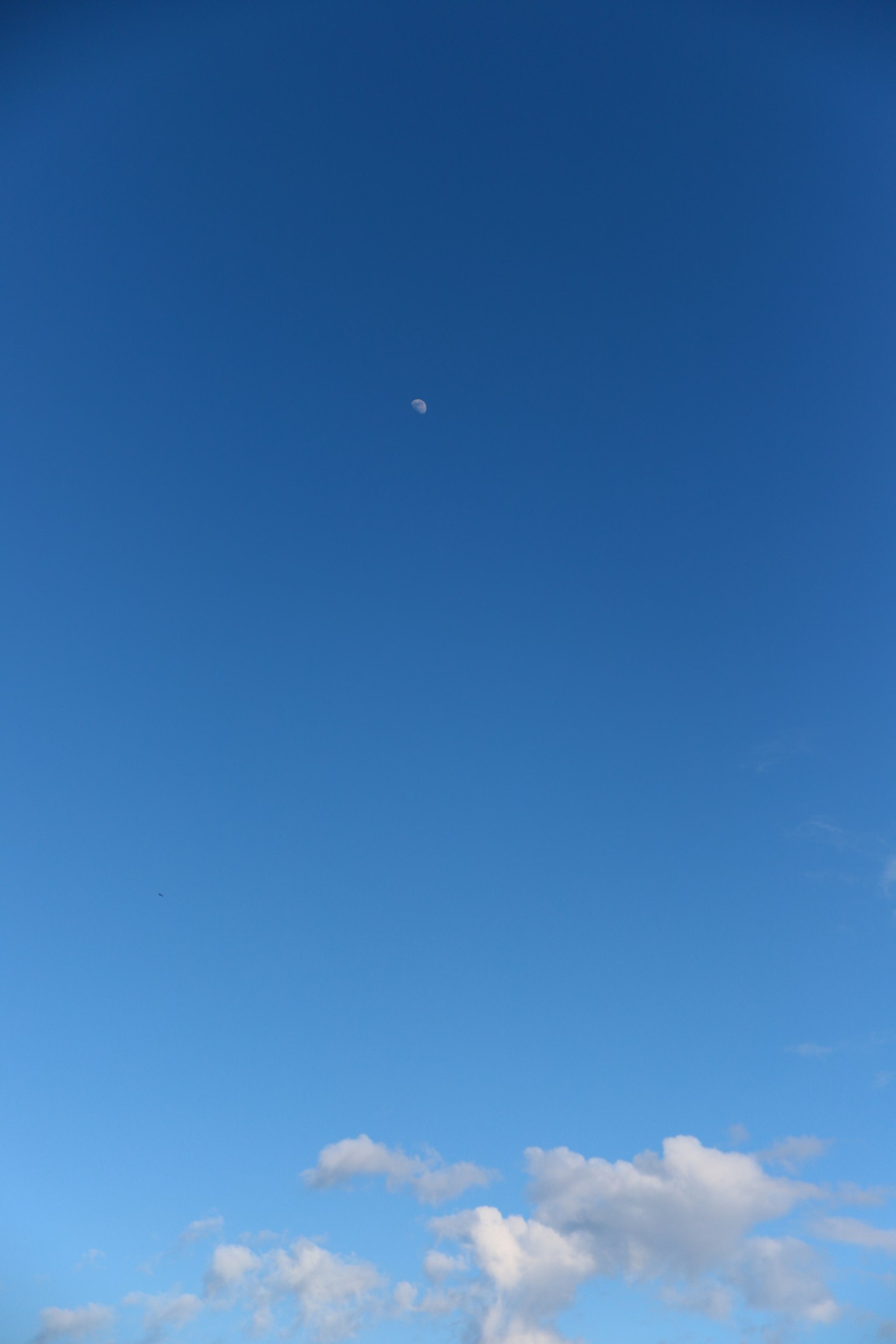 Klarer blauer Himmel mit einigen weißen Wolken