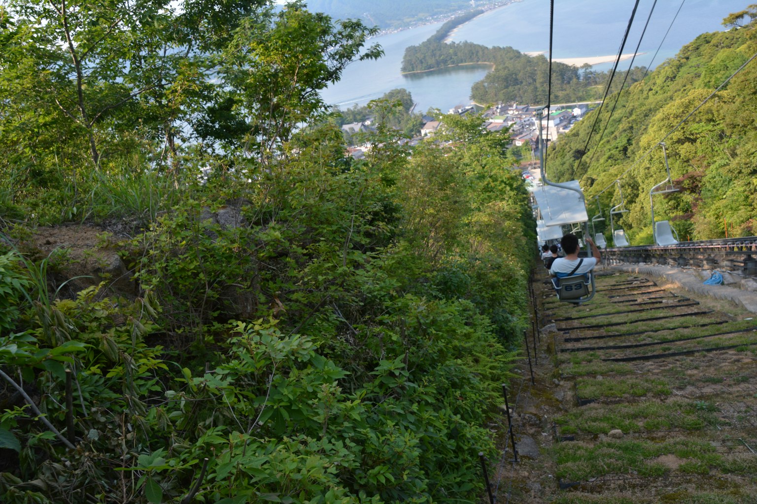 郁郁蔥蔥的山坡與海洋及附近城鎮的景色