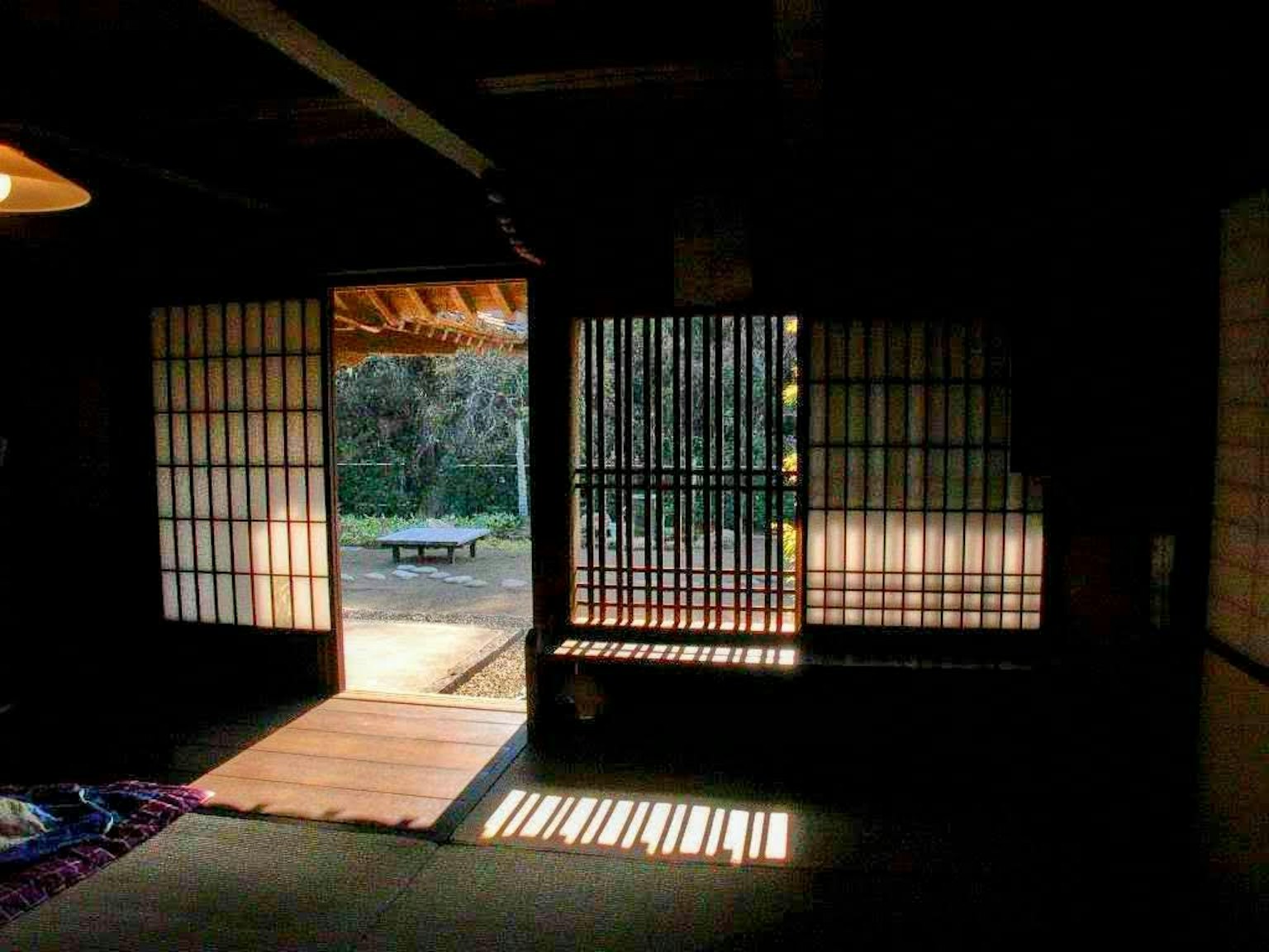 傳統日本房屋內部,滑動門外有一個花園