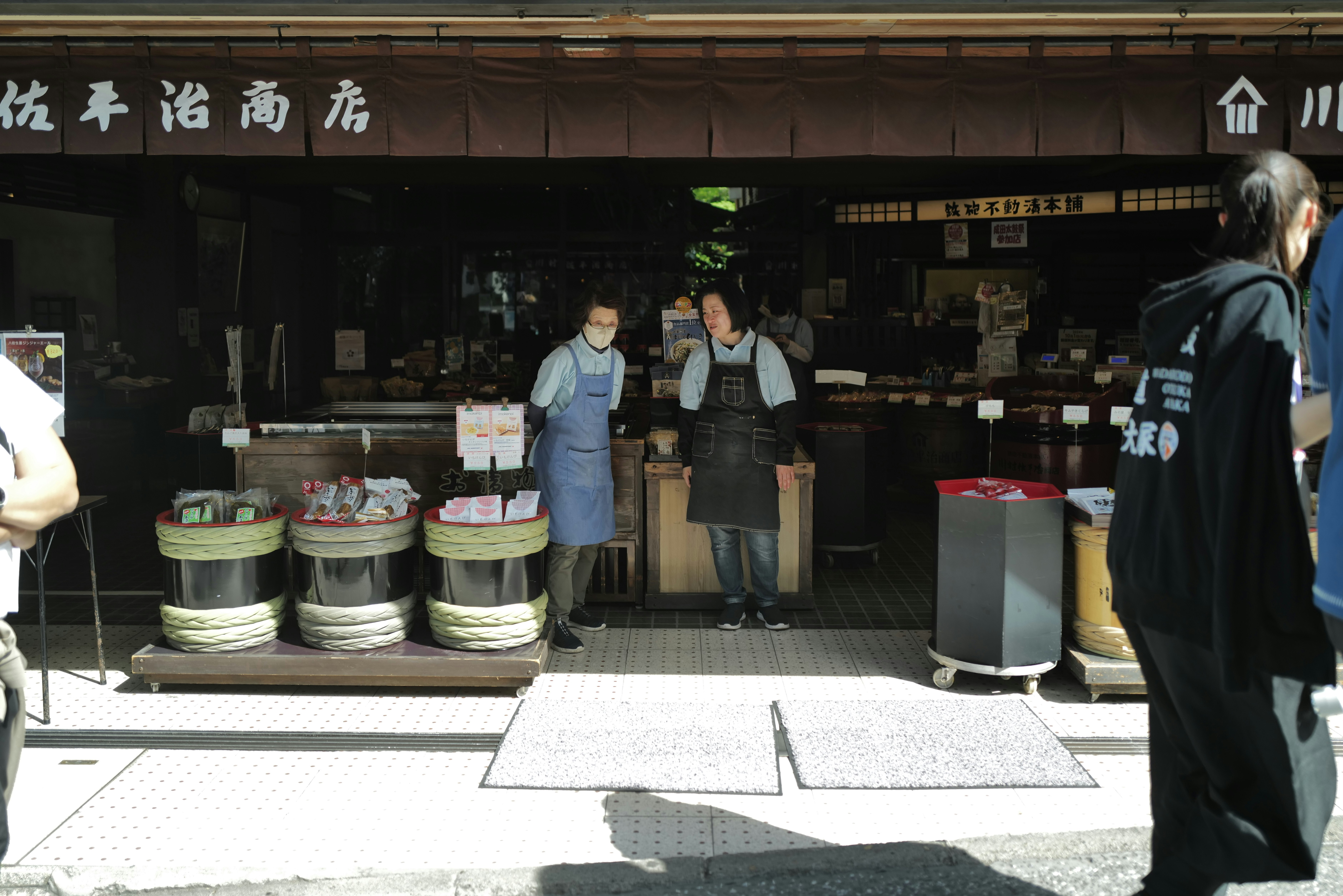 商铺巷道里摆放的叠放陶瓷碗摊位