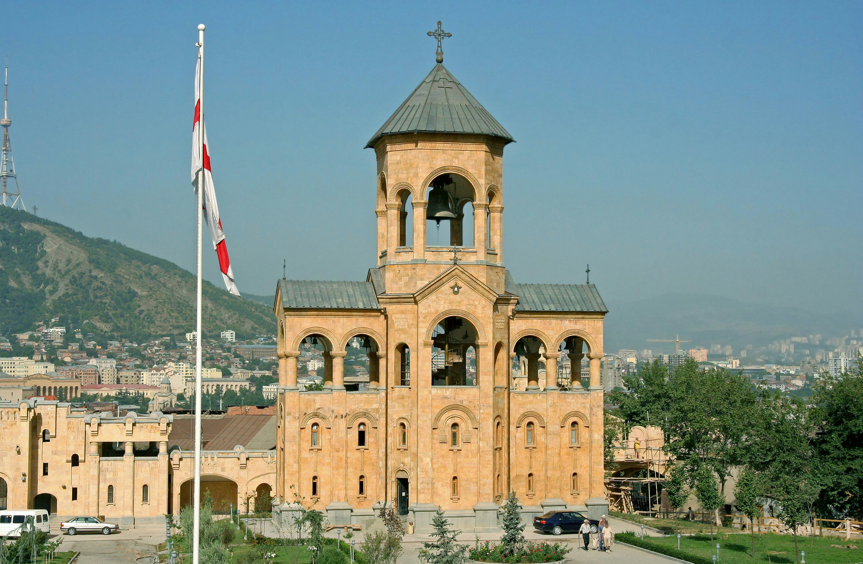 Facciata di una cattedrale storica con una bandiera