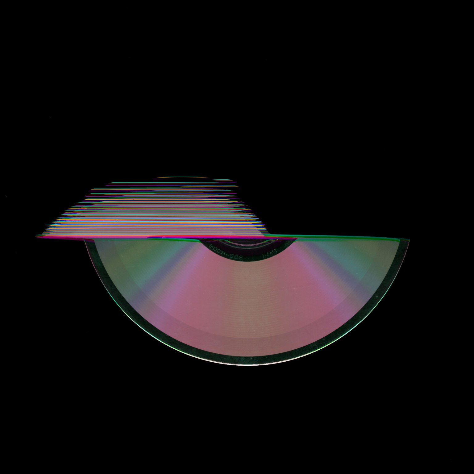 Imagen de un CD circular sobre un fondo negro con reflejos coloridos
