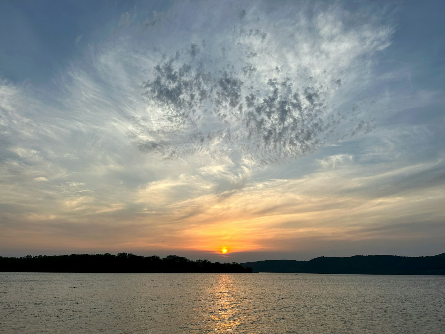 湖上日落的美丽景色和戏剧性的云彩