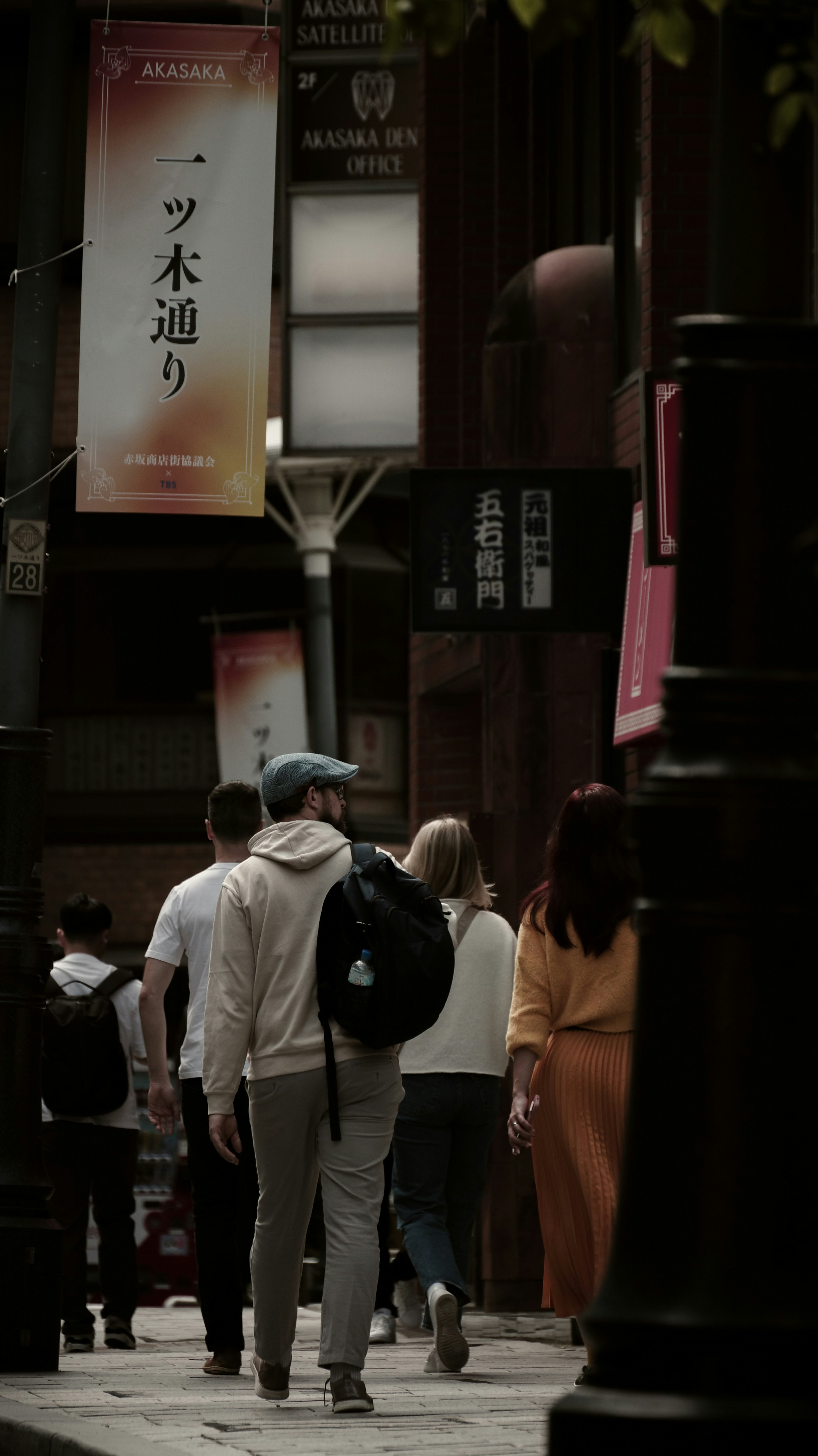 一ツ木通りの路地を歩く人々の街並み