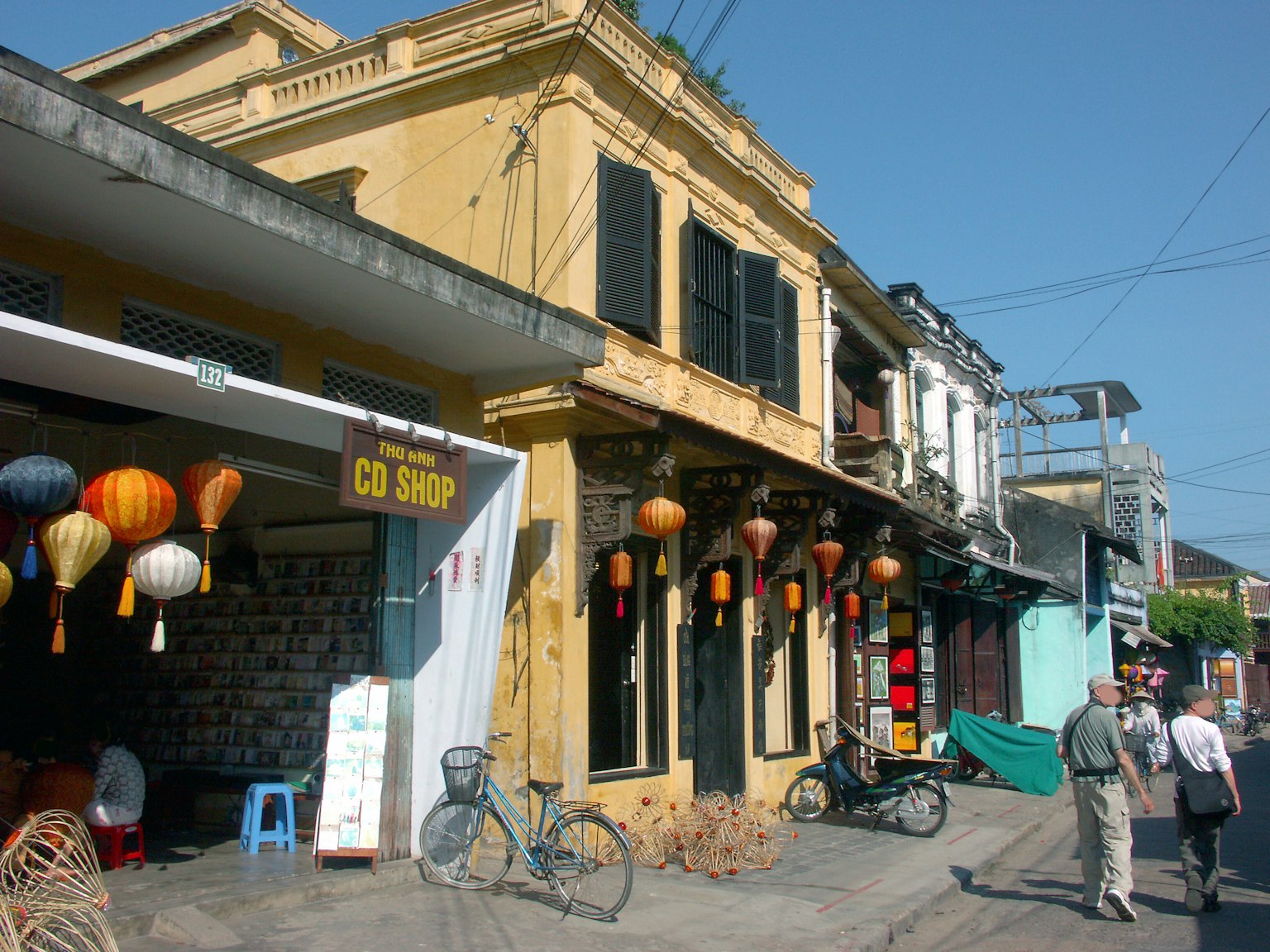 會安的歷史街景，特色彩色燈籠和傳統建築