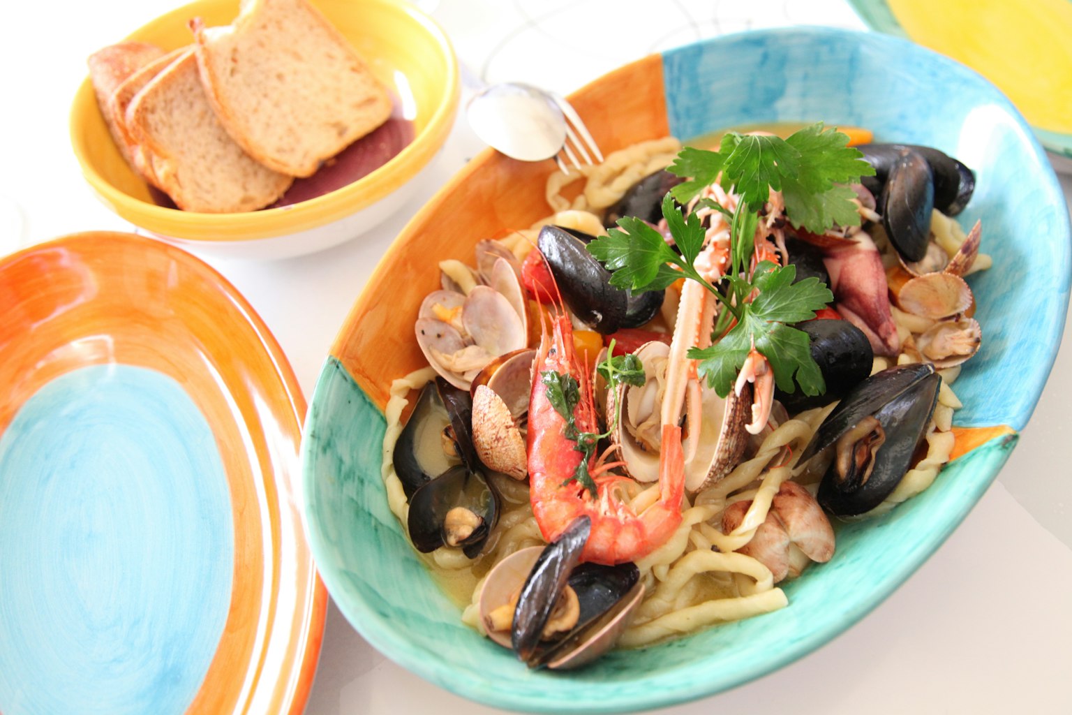 Plato de pasta de mariscos con camarones y mejillones decorados con cilantro
