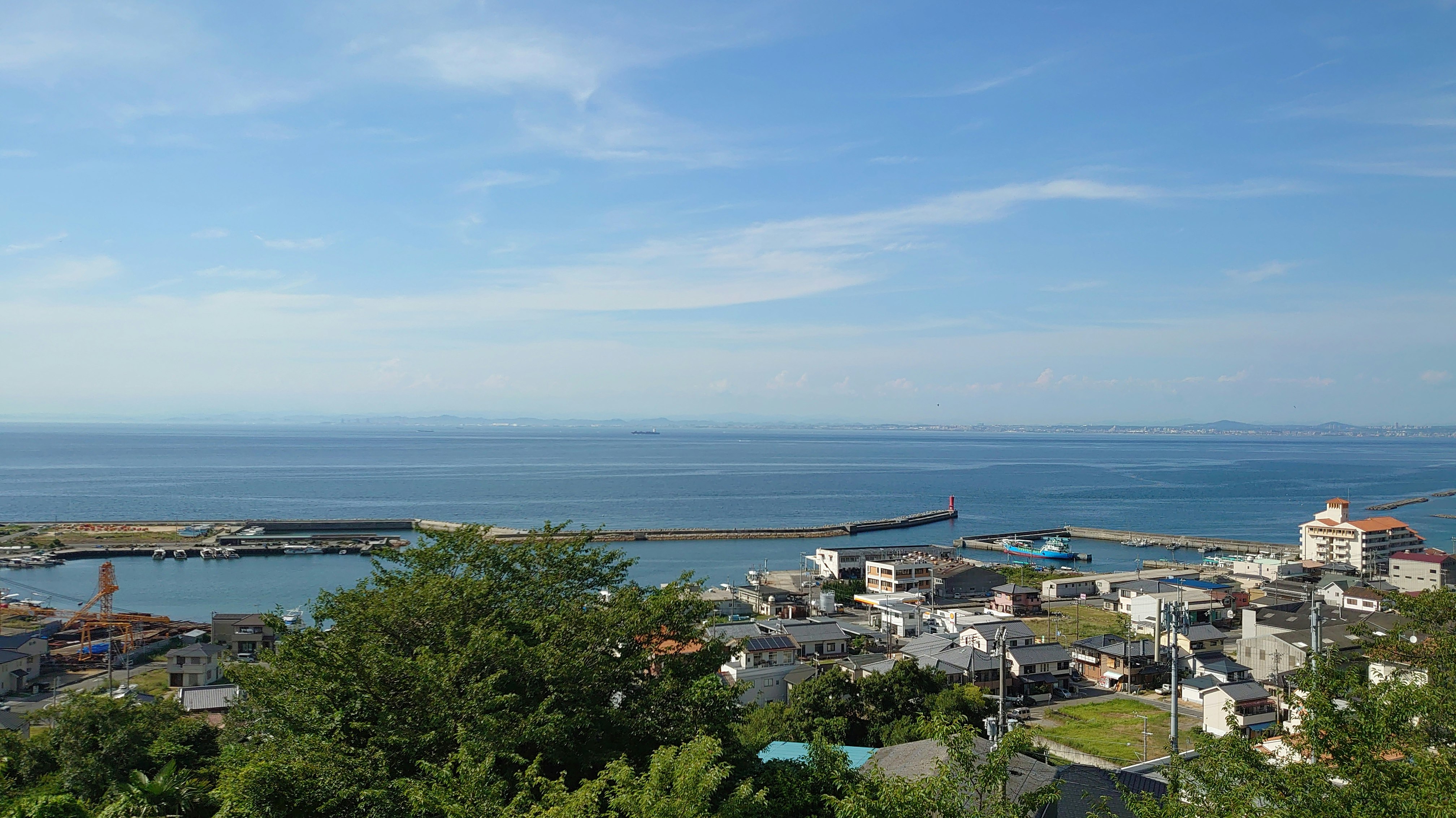 淡路島・富島港の瀬戸内海を見下ろす港町の景色