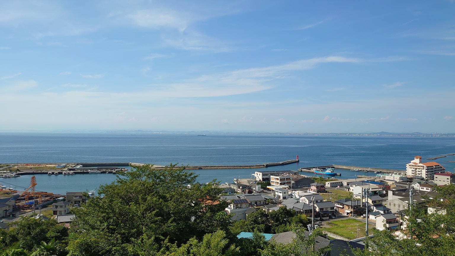 ทิวทัศน์พาโนรามาของทะเลและเมืองท้องฟ้าสีฟ้าและท่าเรือ
