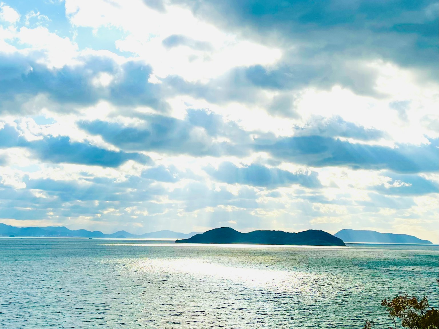 海與島嶼的美麗風景，陽光明媚的天空