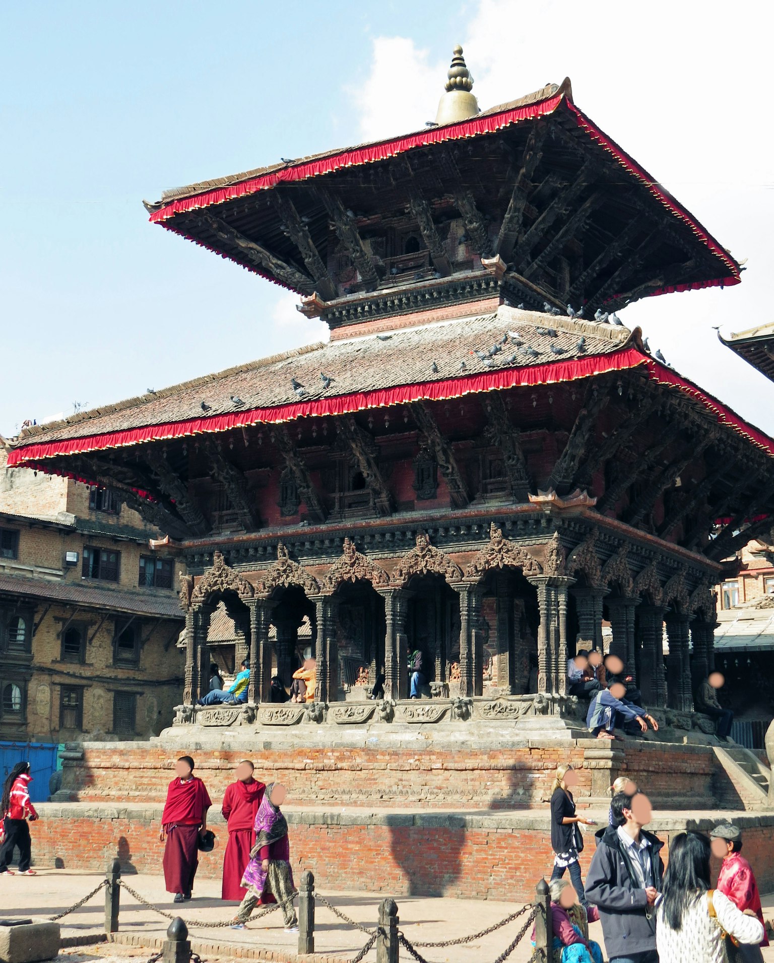 Temple traditionnel de style Newar sur la place Durbar de Katmandou avec un toit rouge et des colonnes finement sculptées