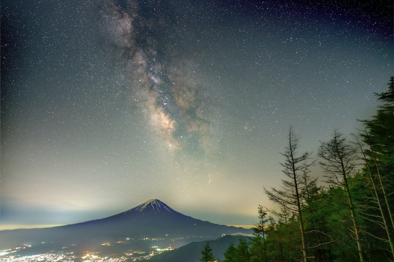 Milchstraße und Sterne über dem Fuji bei Nacht