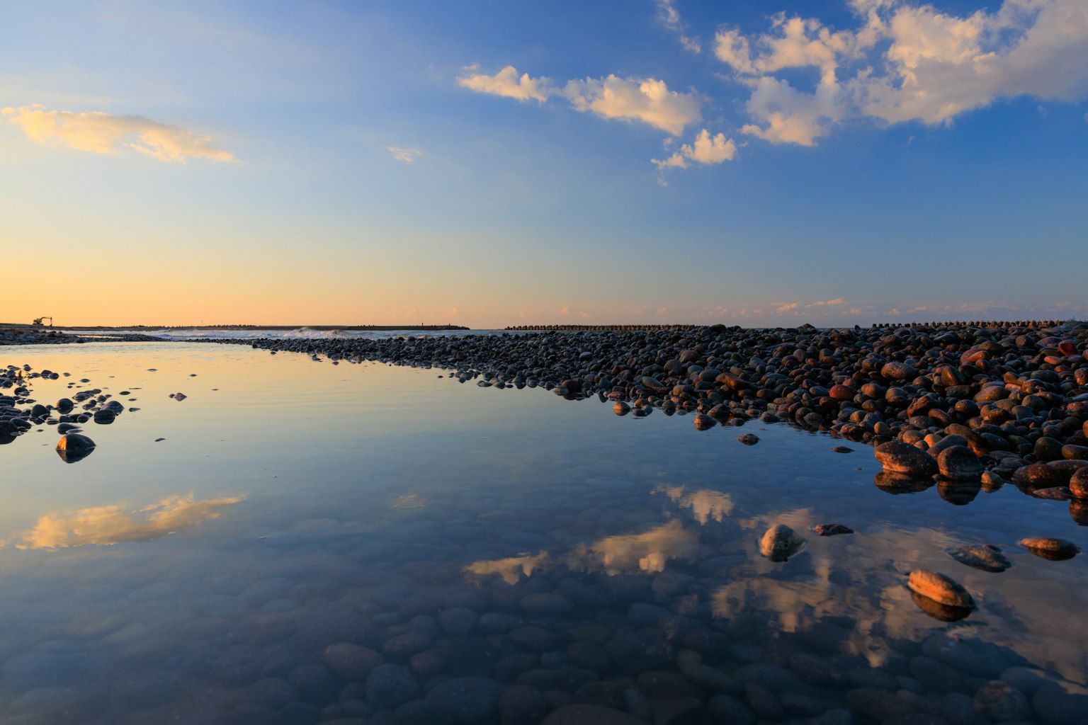 Superficie d'acqua tranquilla che riflette il cielo e le nuvole