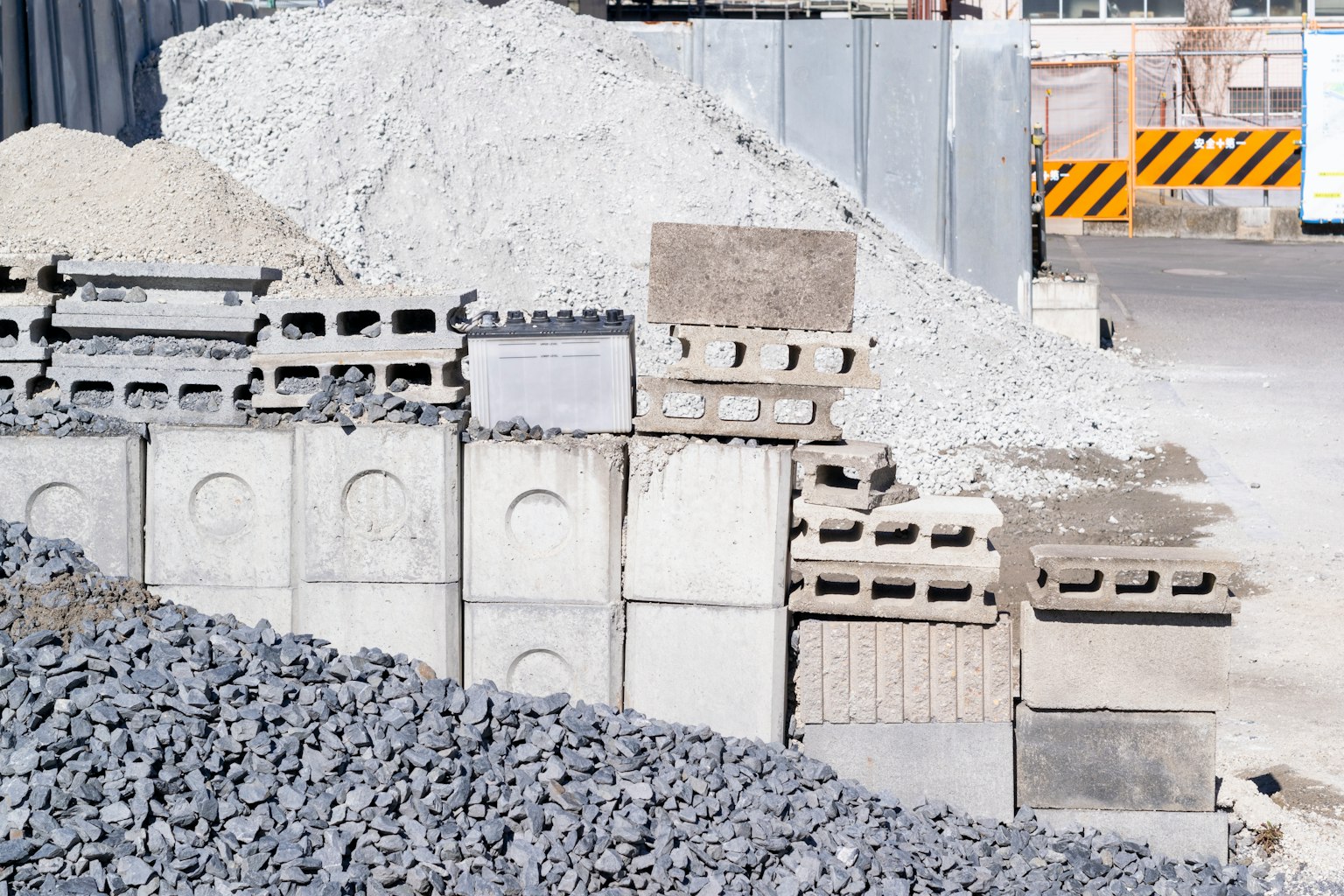 建築工地上的水泥和混凝土塊堆
