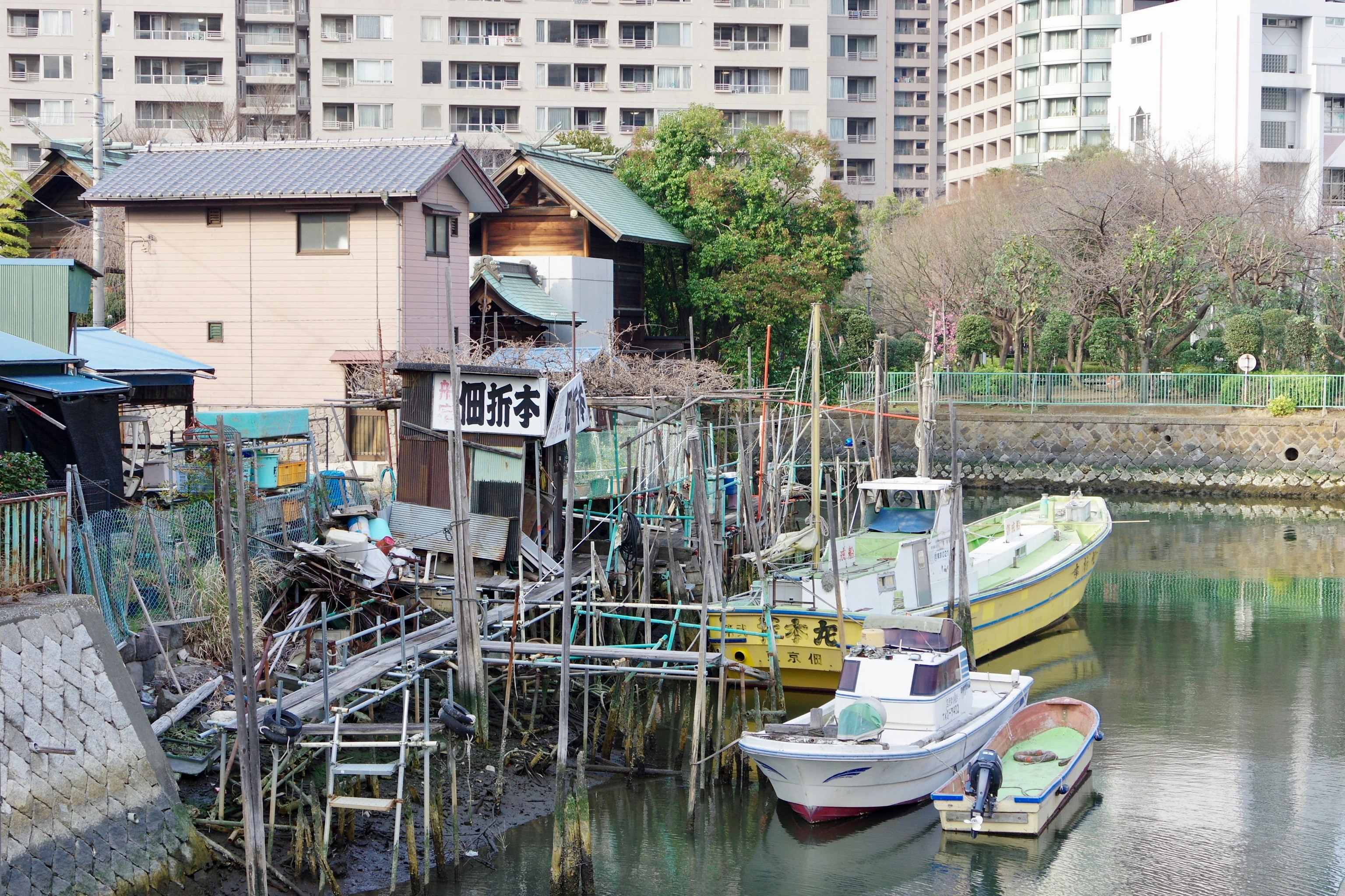 運河沿岸的小船與簡易碼頭
