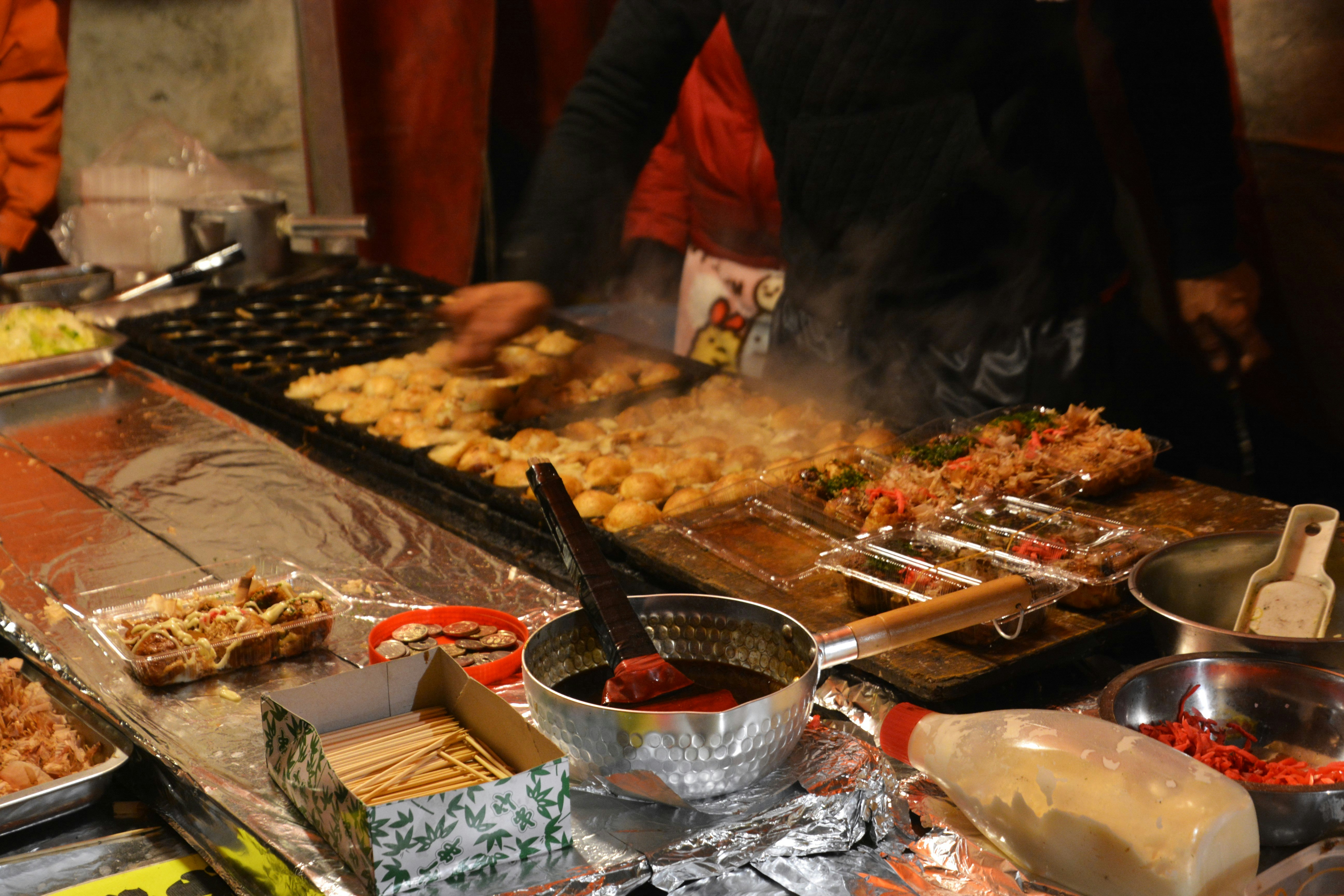街头铁板上烹饪的章鱼烧