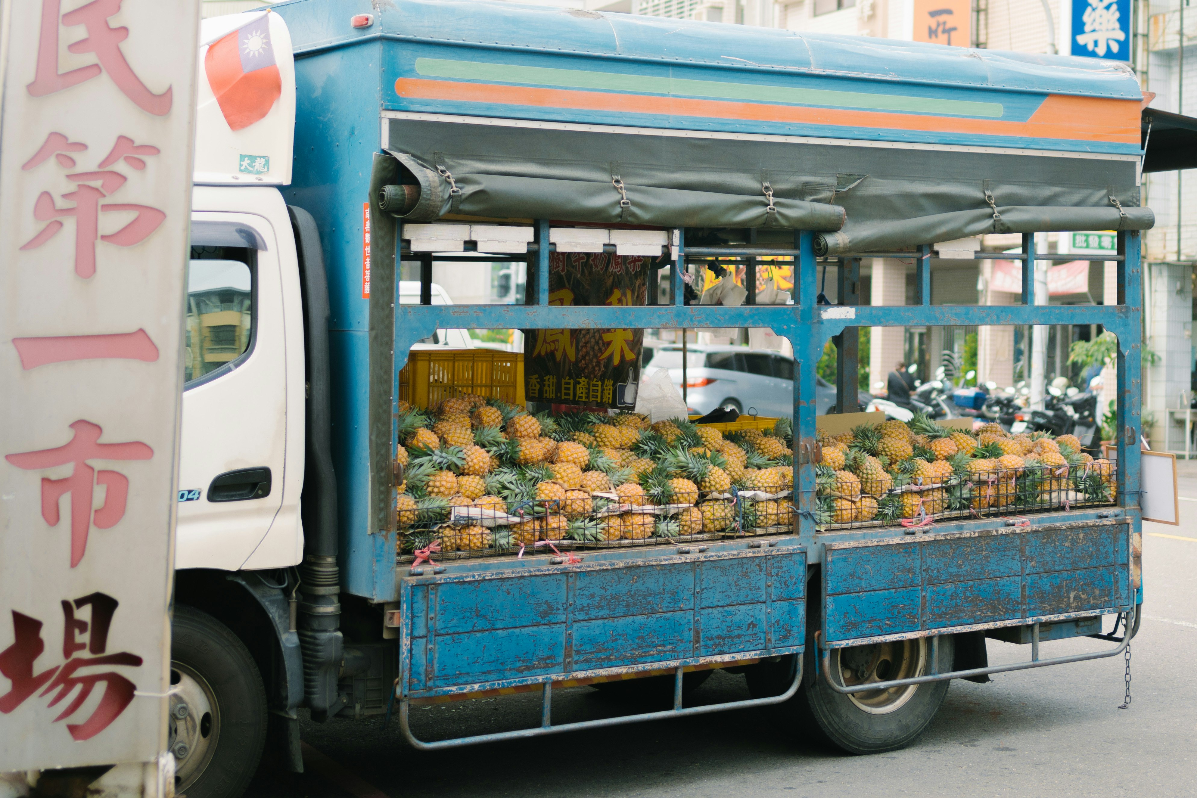 台灣鳳梨卡車車廂裡擺放水果箱的圖片