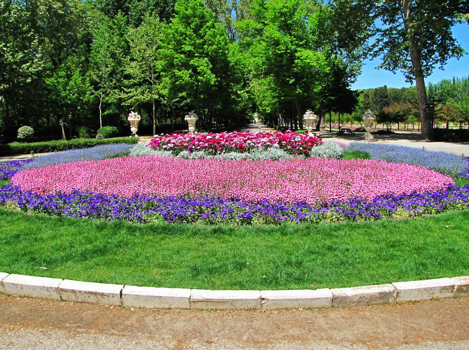 公園內有粉紅色和紫色花朵的美麗花壇