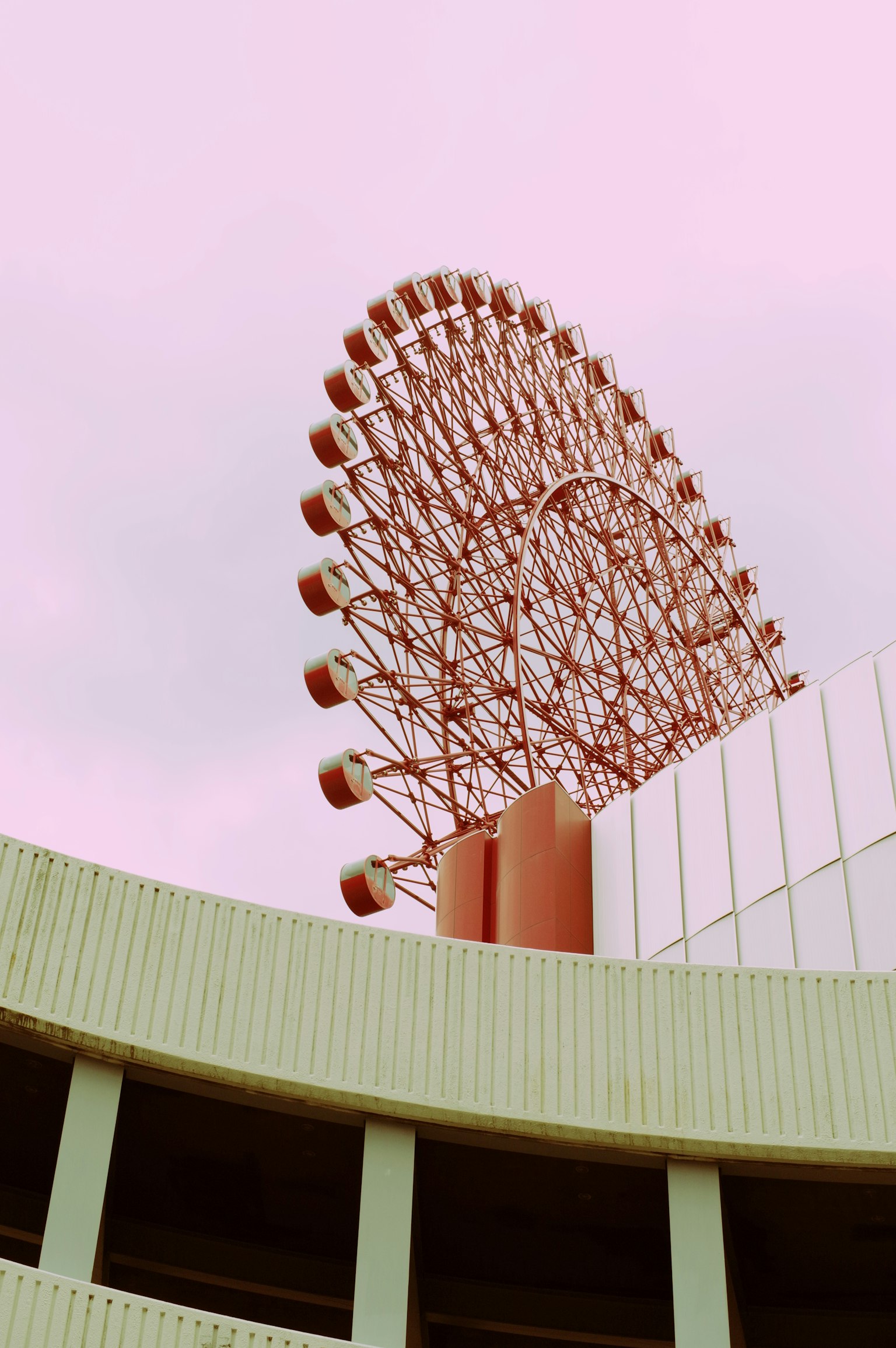 Ruota panoramica contro uno sfondo rosa