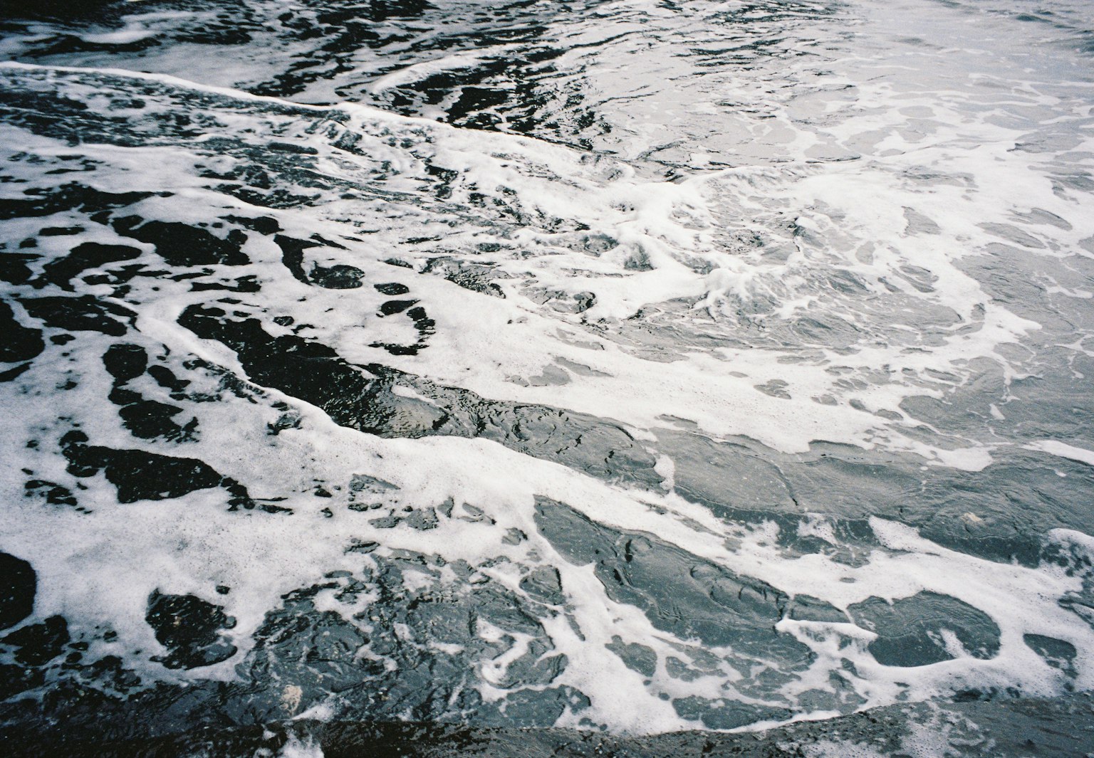 泡沫海面和波浪