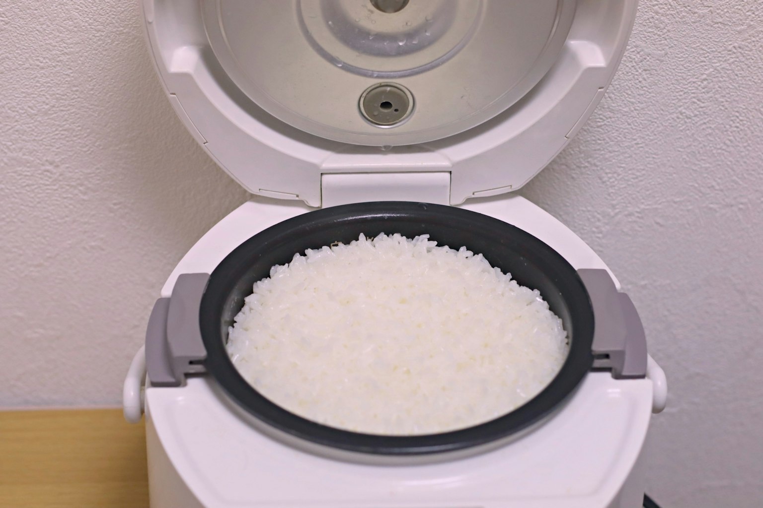 电饭煲内部盛着煮熟的白米饭