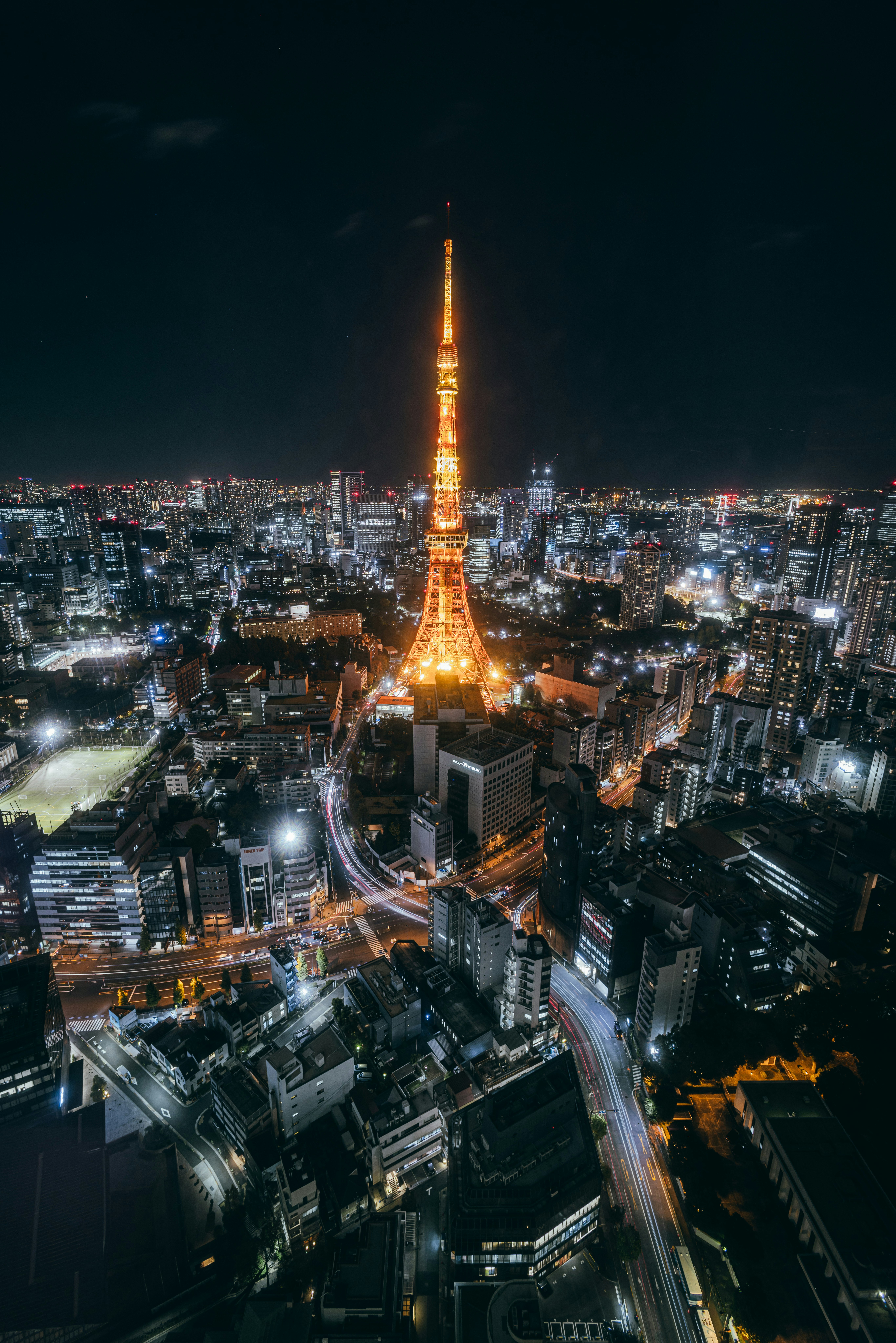 夜の東京タワーを中心に広がる都心の夜景