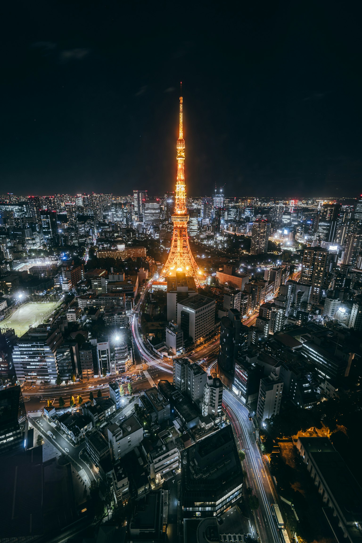 东京塔在夜景中闪耀的城市风光