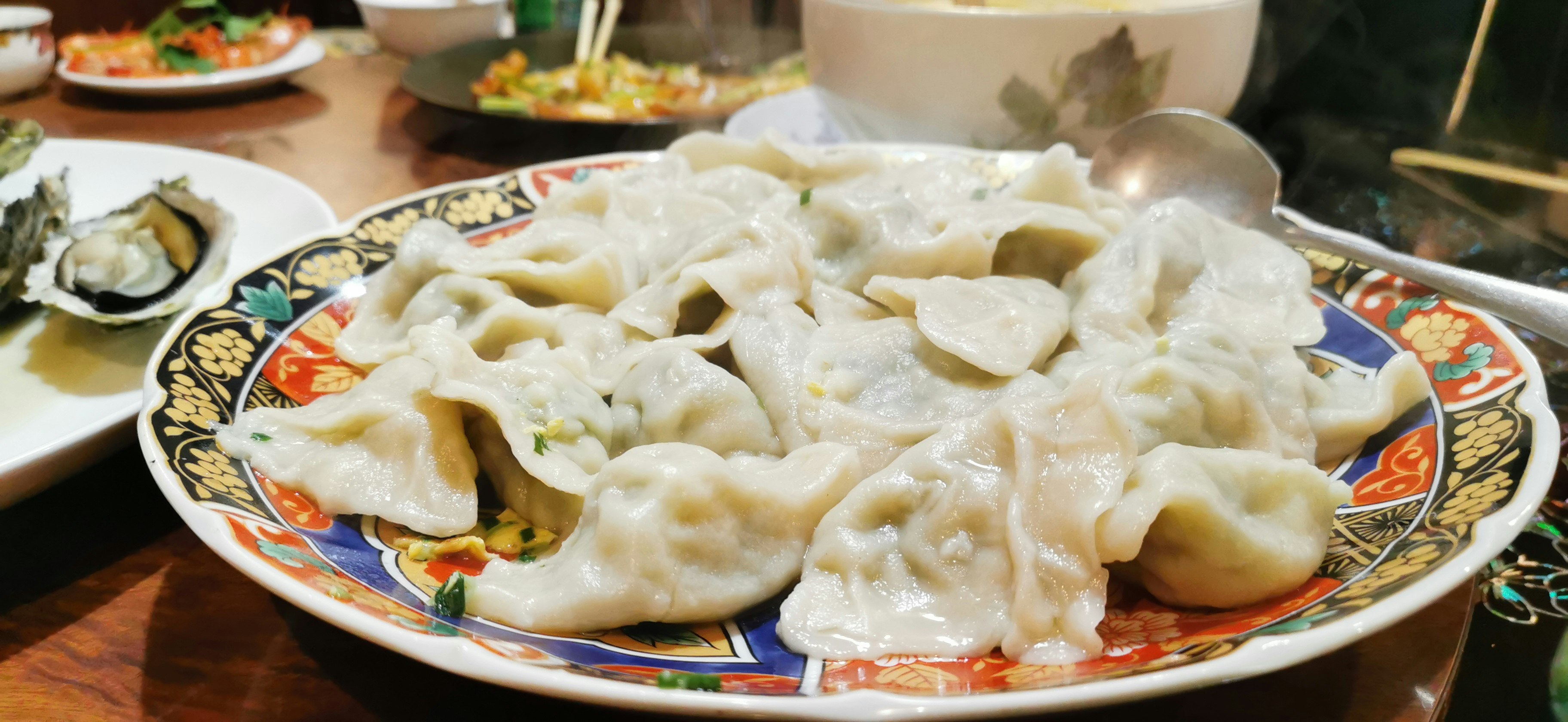 餐桌上的餃子盤