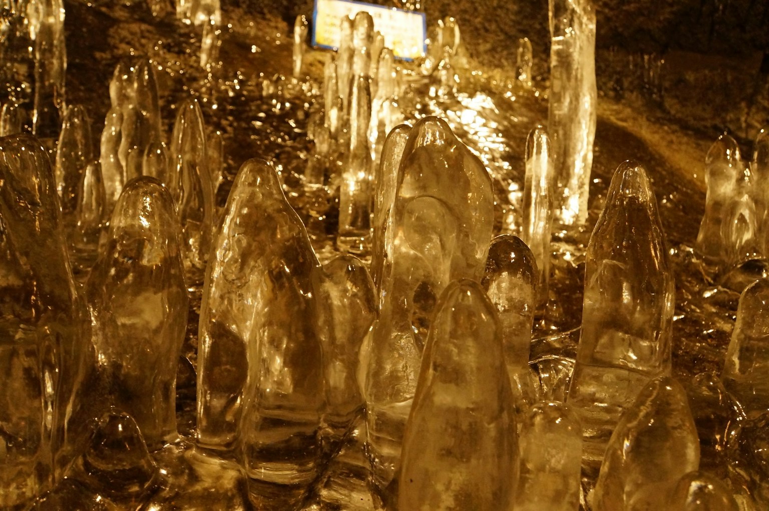 Groupe de cristaux transparents réfléchissant la lumière