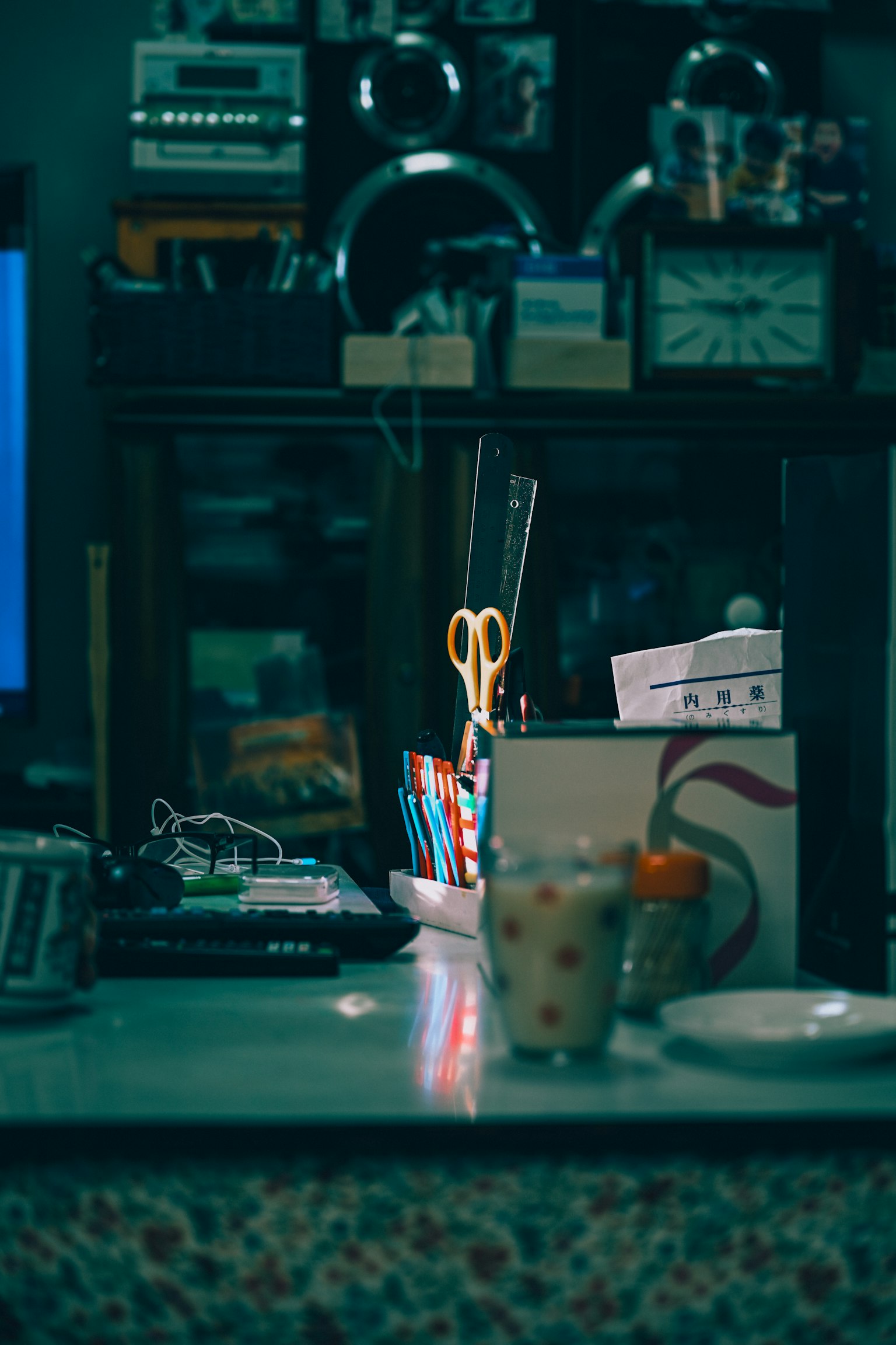 Escena de un escritorio con material de oficina y tazas