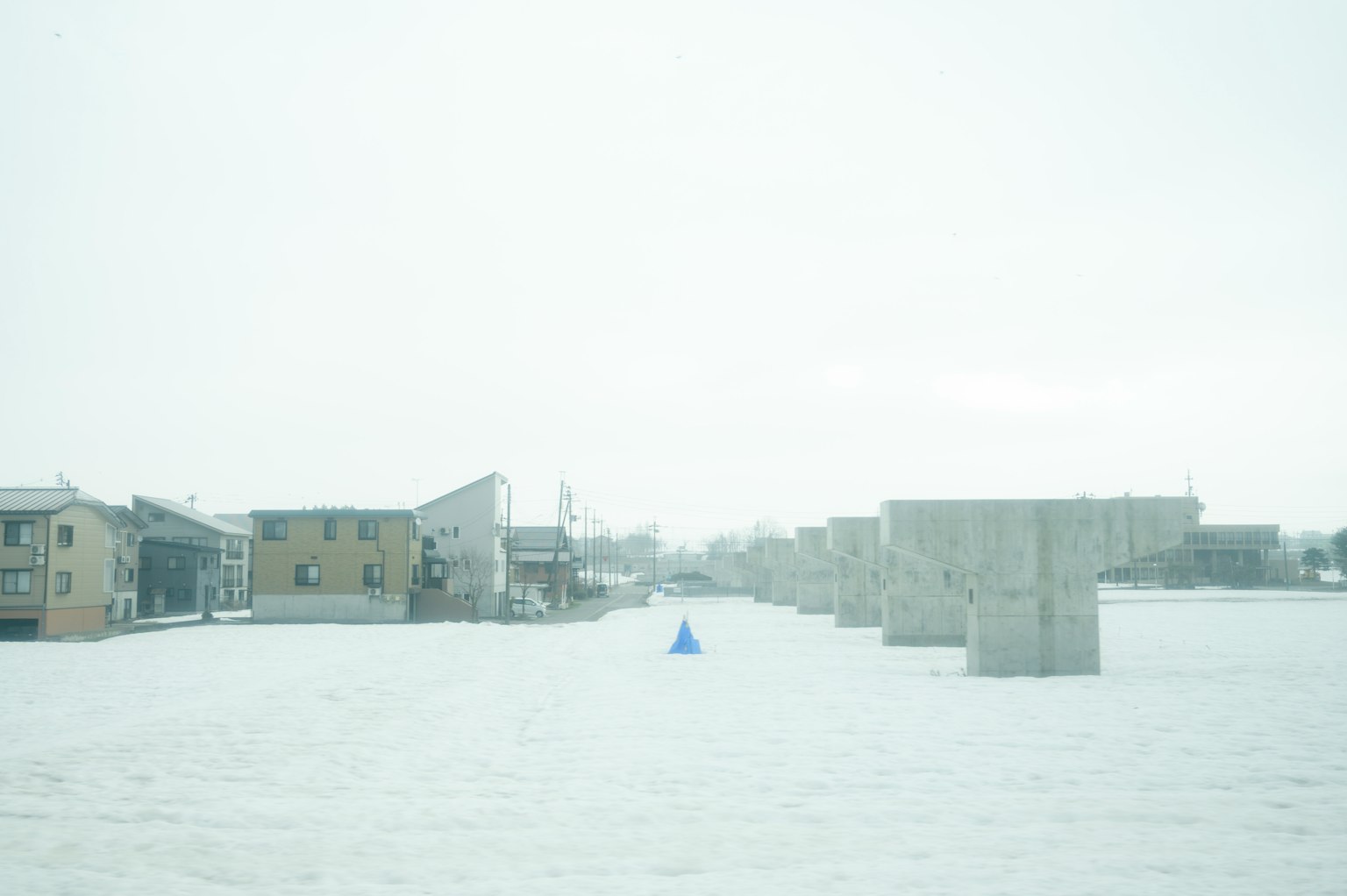 被雪覆盖的风景，有建筑和混凝土基础