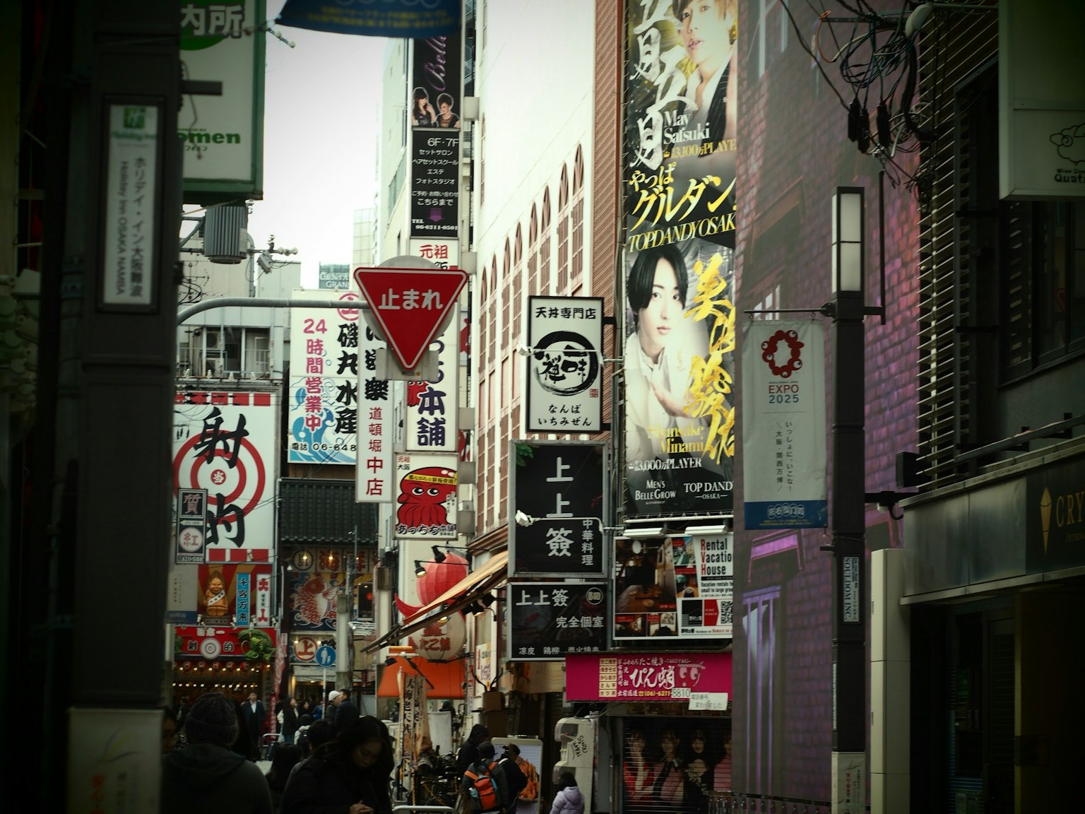 ถนนการค้าที่คึกคักพร้อมป้ายและร้านค้าที่โดดเด่น