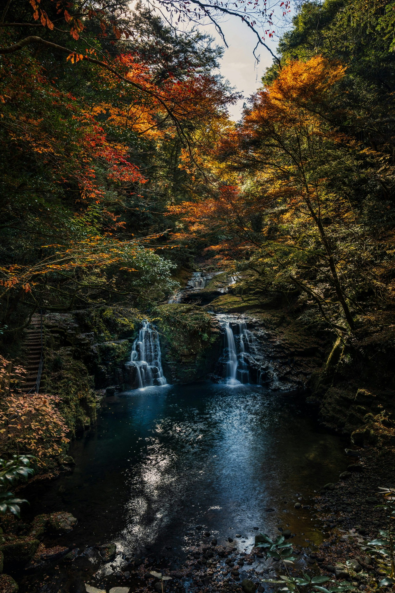 美しい滝と秋の紅葉に囲まれた静かな水辺