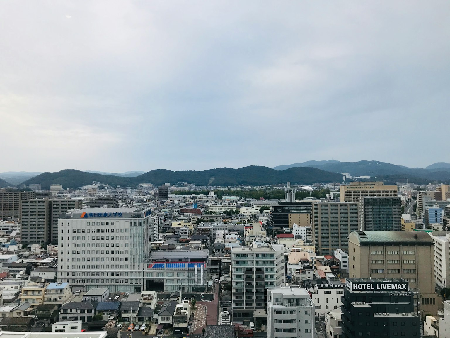 Vue de la ville depuis un immeuble élevé avec des montagnes en arrière-plan