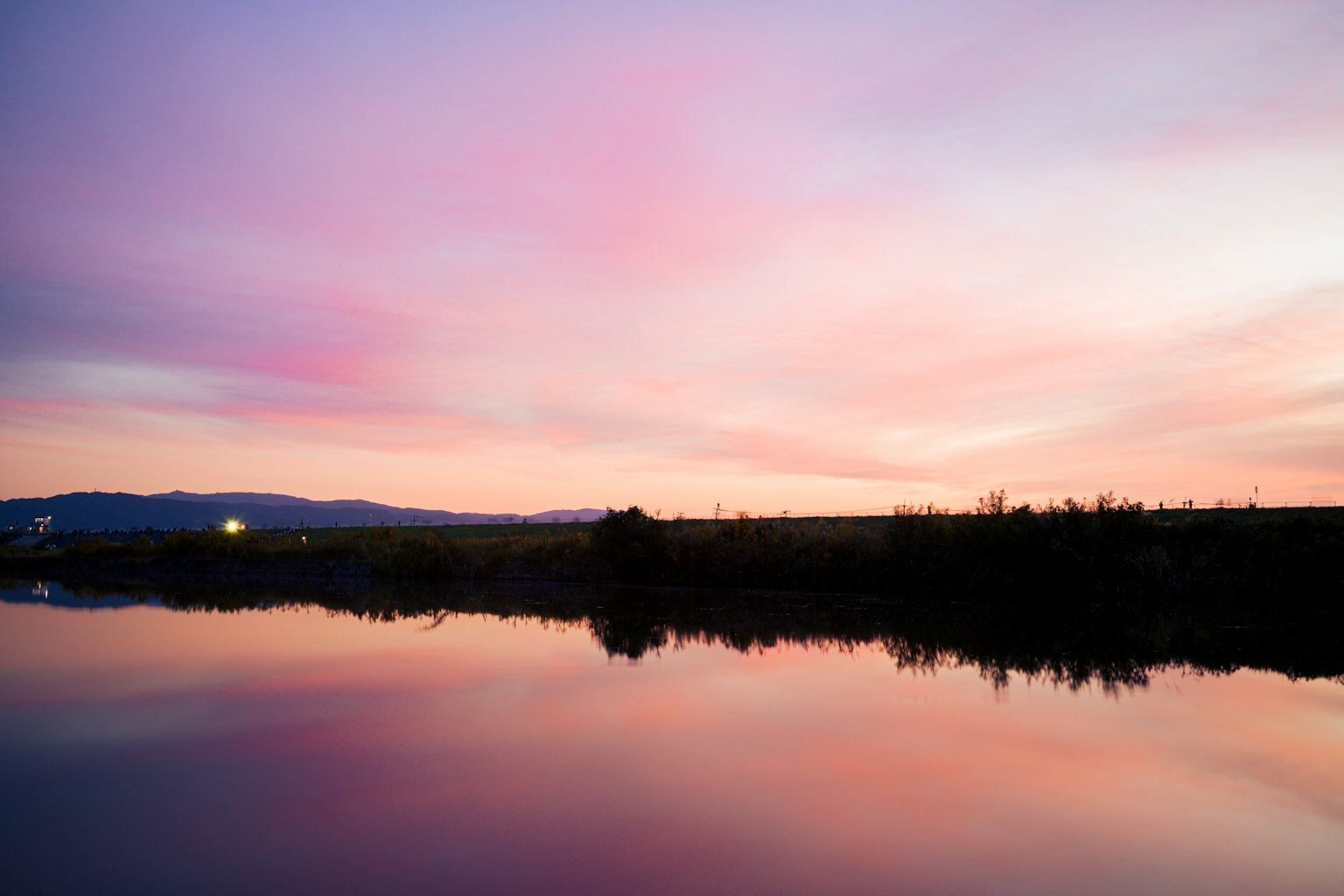 美しい夕焼けの空と静かな湖の反射が広がる風景