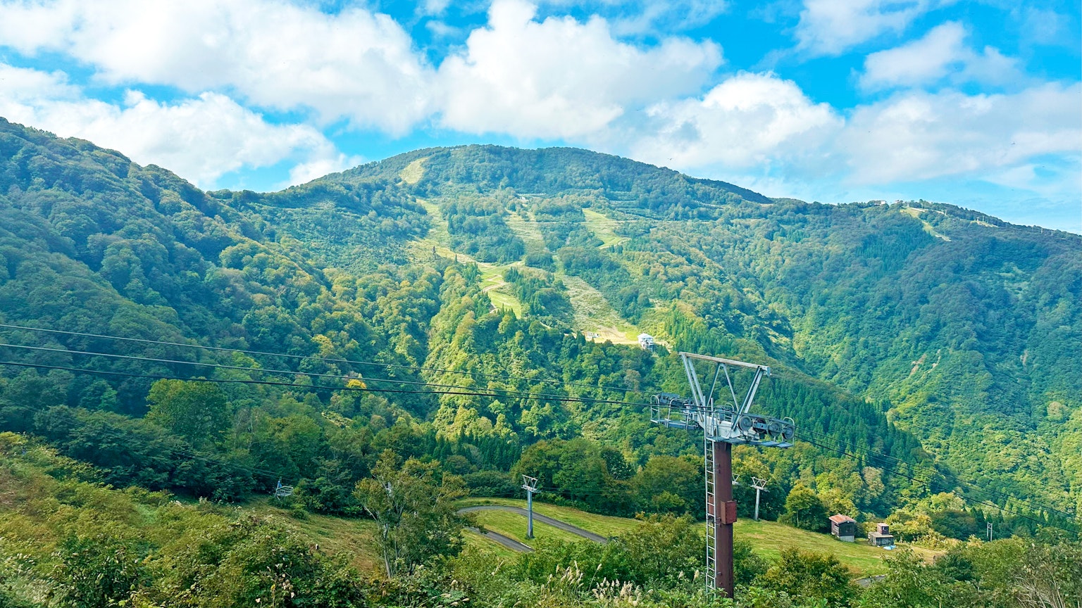 Paysage montagneux pittoresque avec télésiège sous un ciel bleu