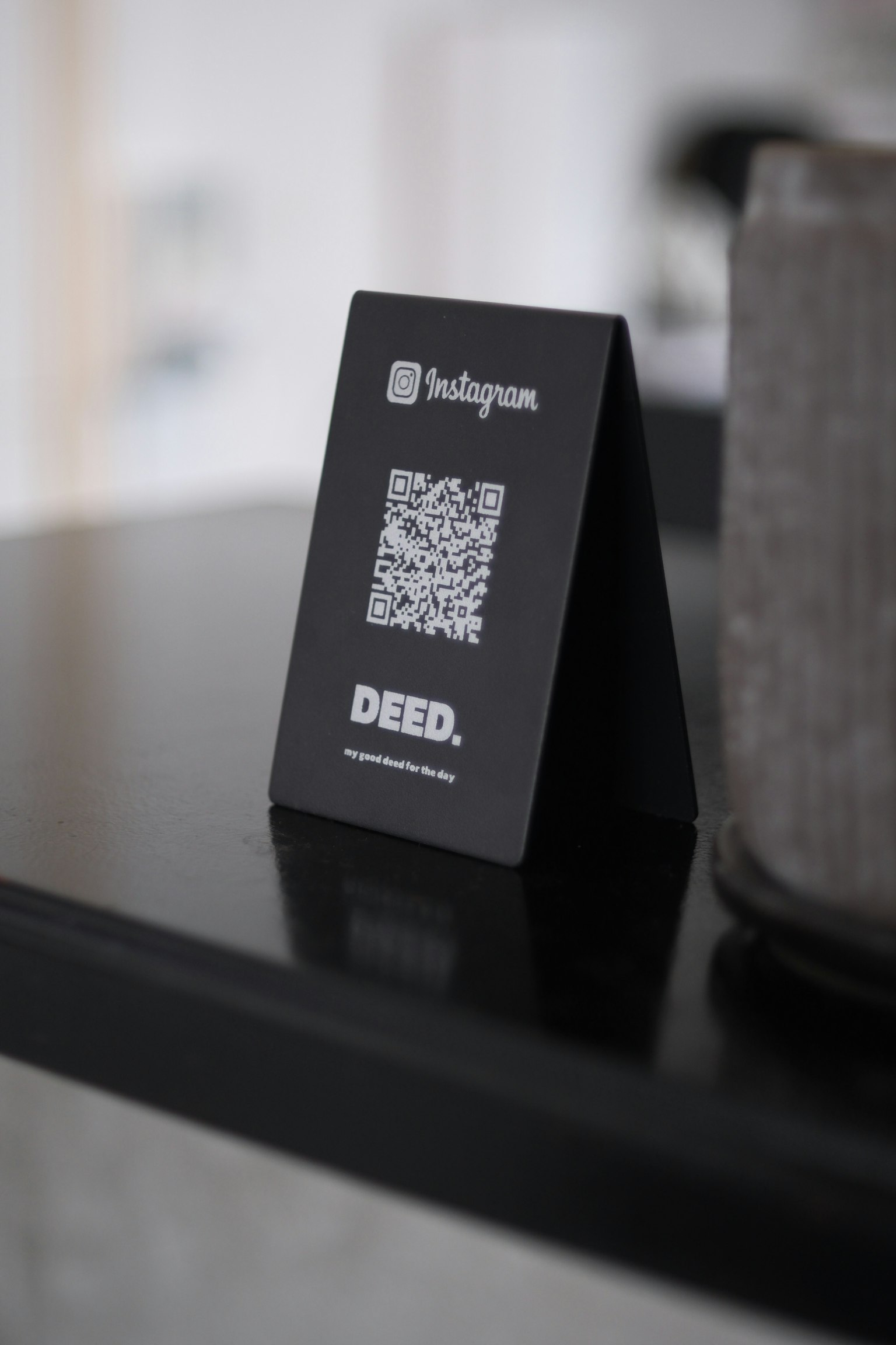 Supporto per codice QR nero posizionato su un tavolo