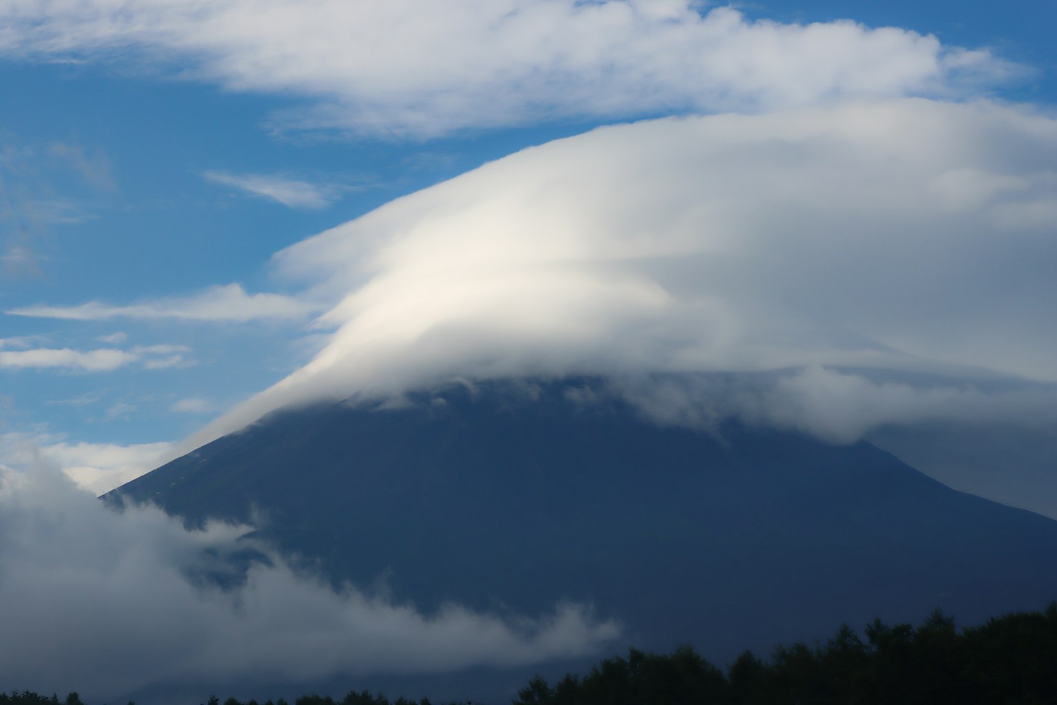 Un paisaje hermoso con nubes sobre una montaña