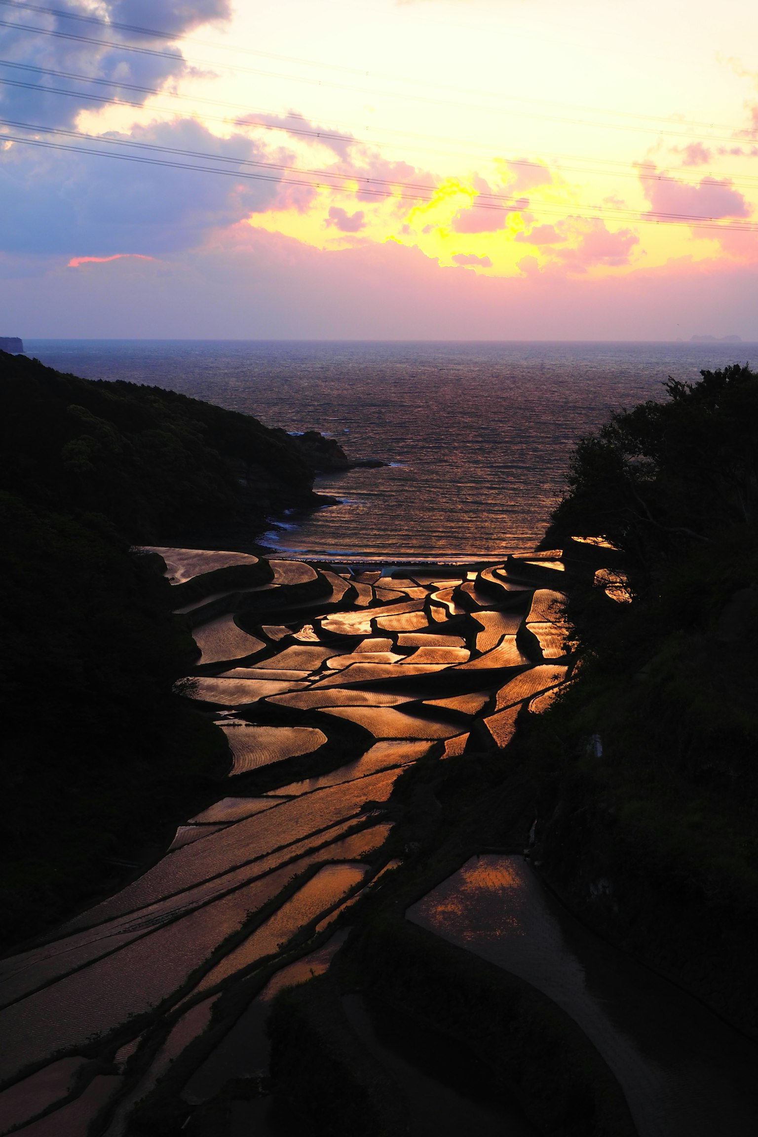 Costa panoramica con colori del tramonto e modelli di rocce