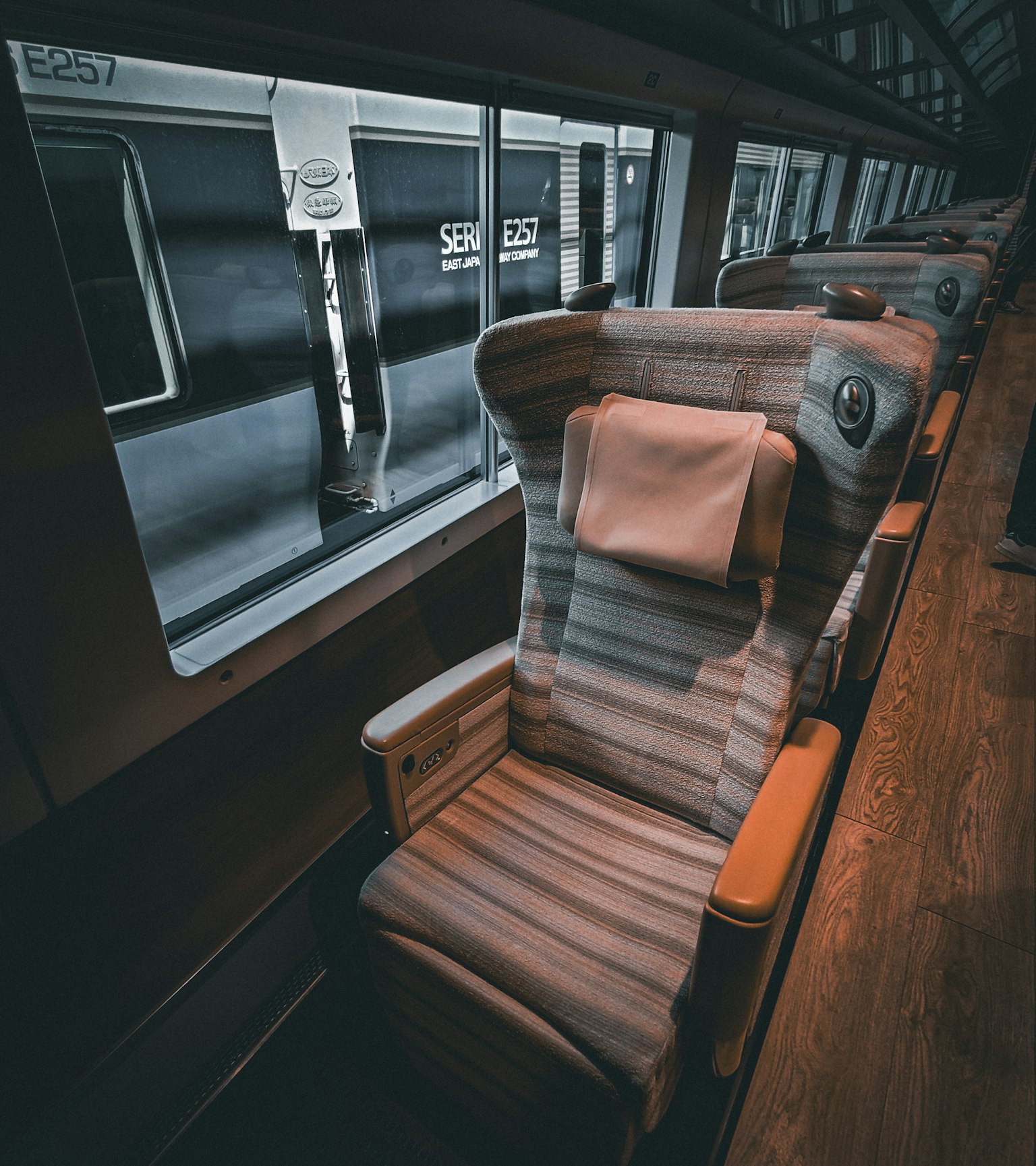 現代火車座椅與窗外景觀