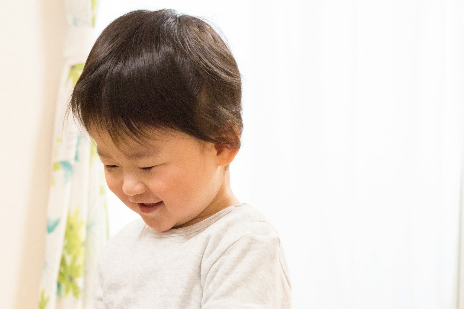 Anak yang tersenyum melihat sesuatu dengan bahagia