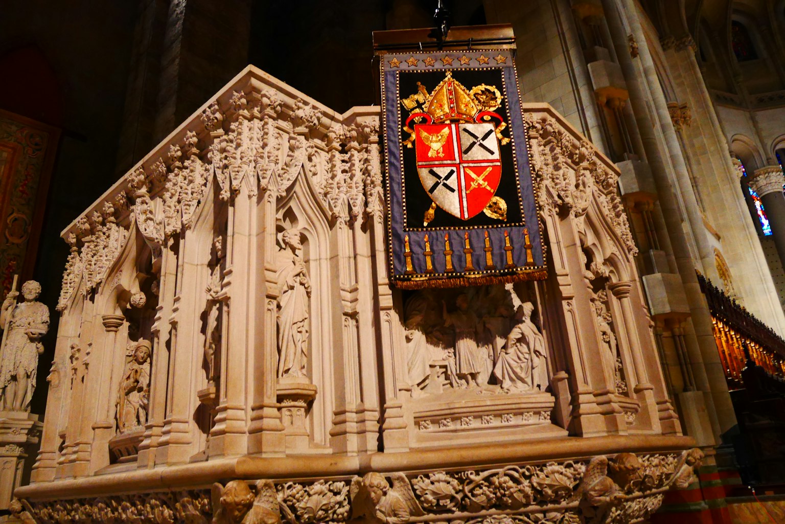 Altare gotico intricato con sculture dettagliate e uno stendardo araldico