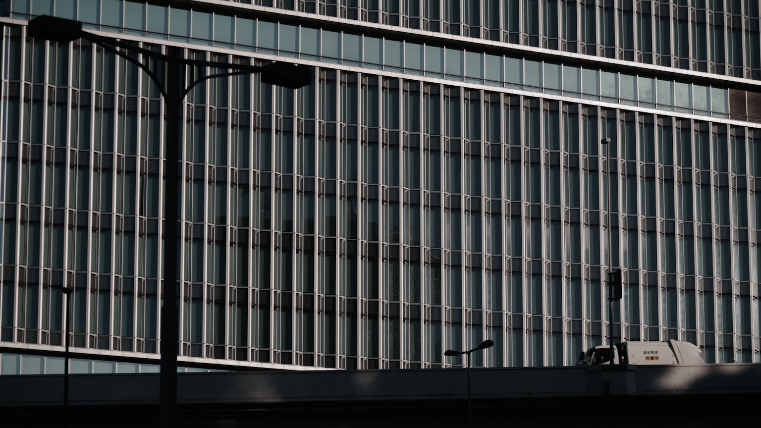 Facciata di un edificio moderno con riflessi di vetro