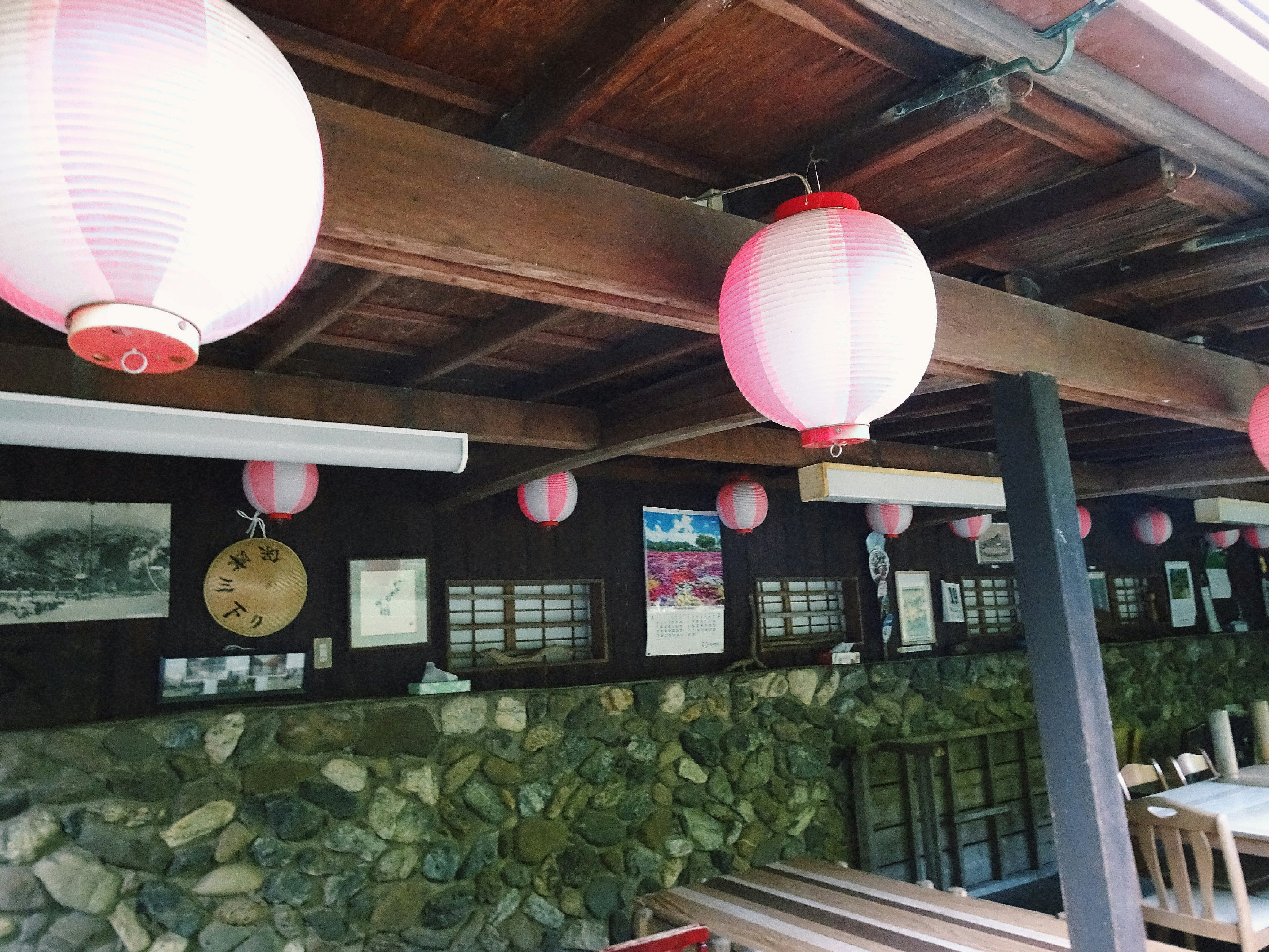 石壁のカフェ内装と天井の提灯
