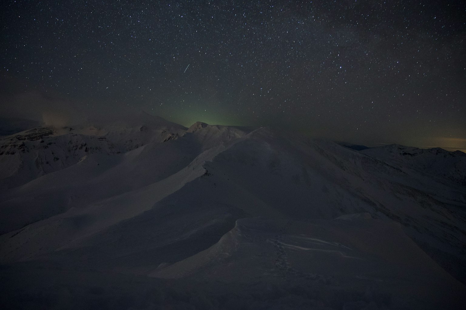 Montagnes enneigées sous un ciel étoilé