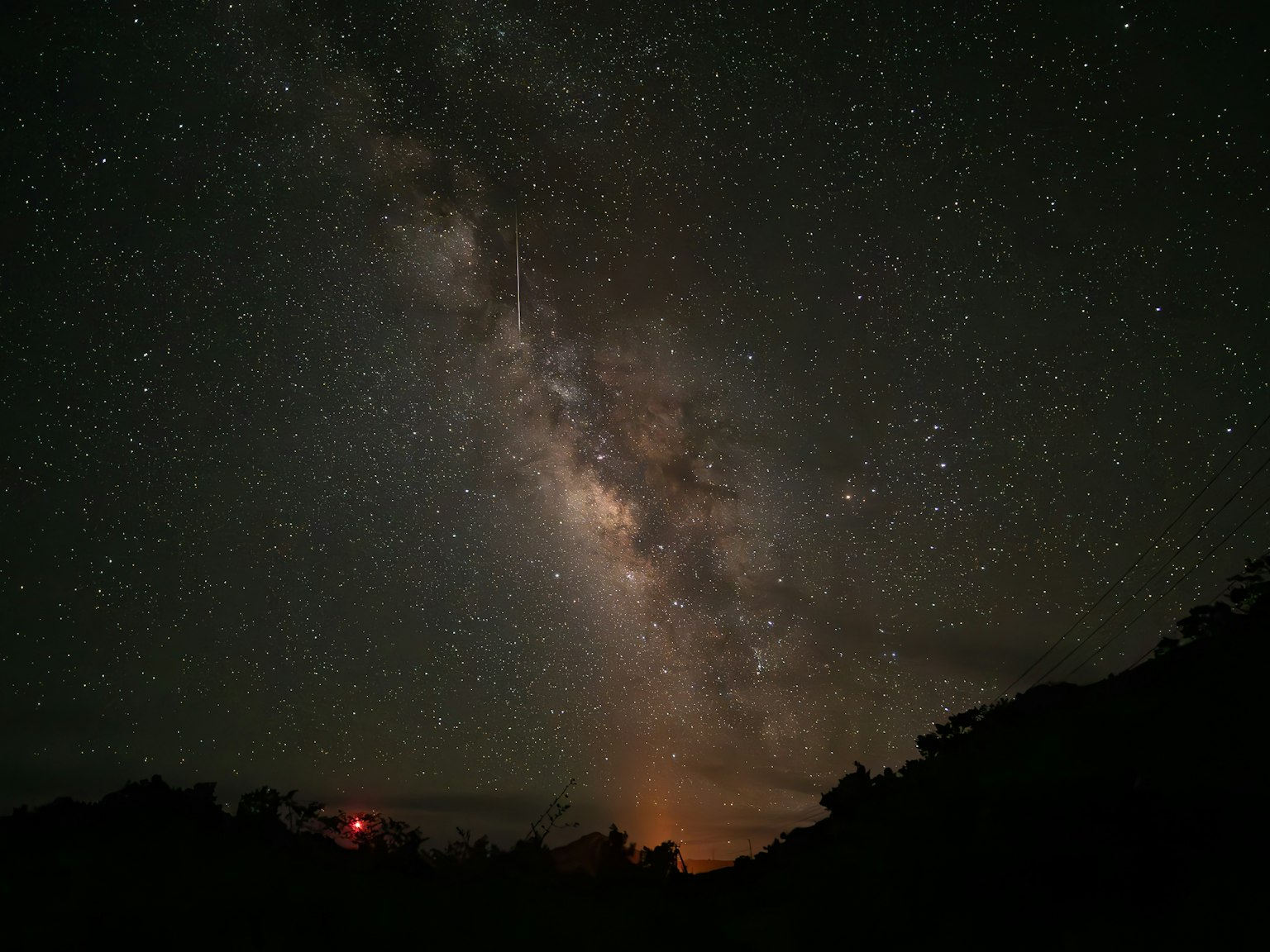 夜空中有银河和众多星星