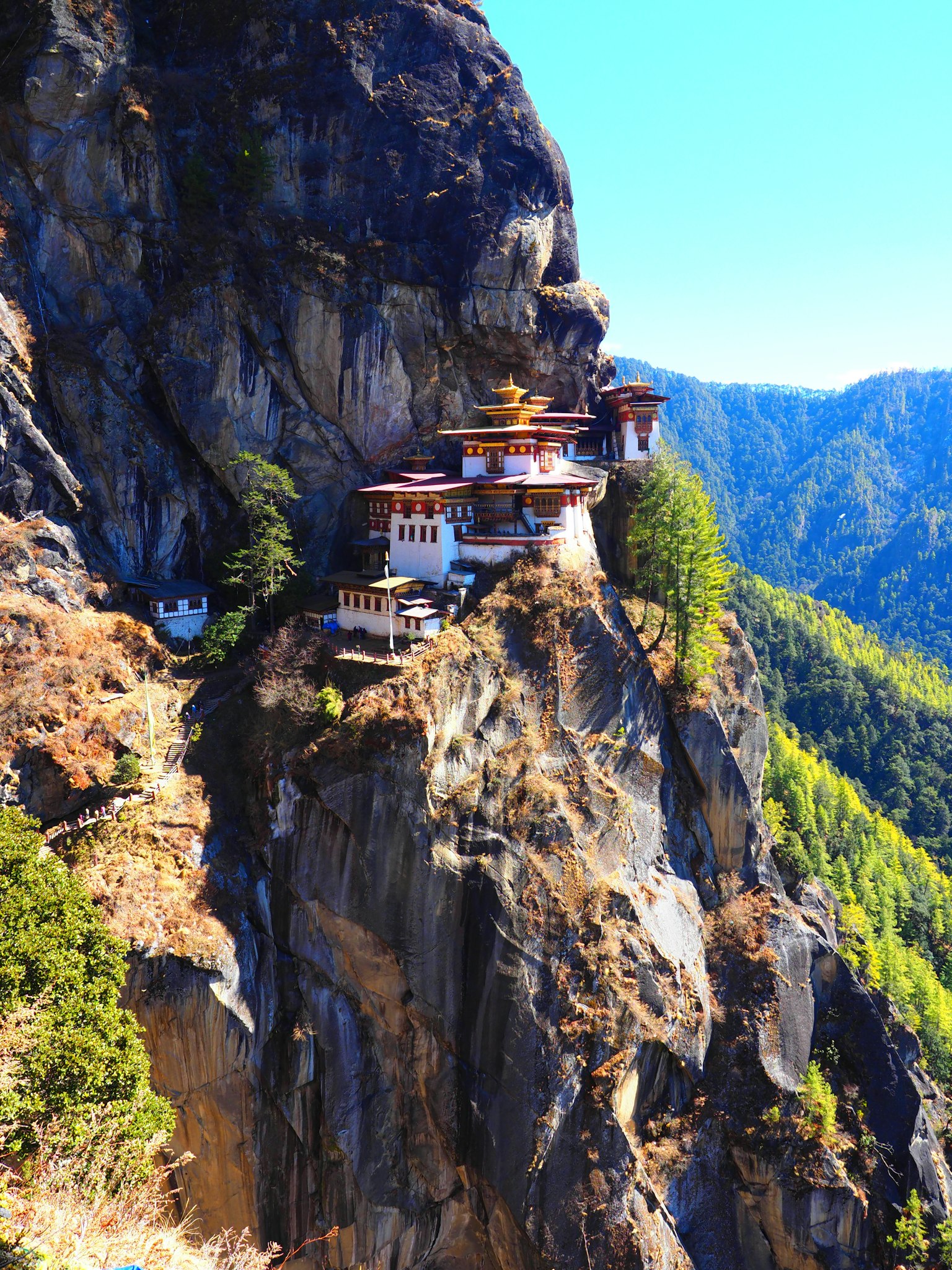 Vue magnifique du monastère Paro Taktsang perché sur une falaise