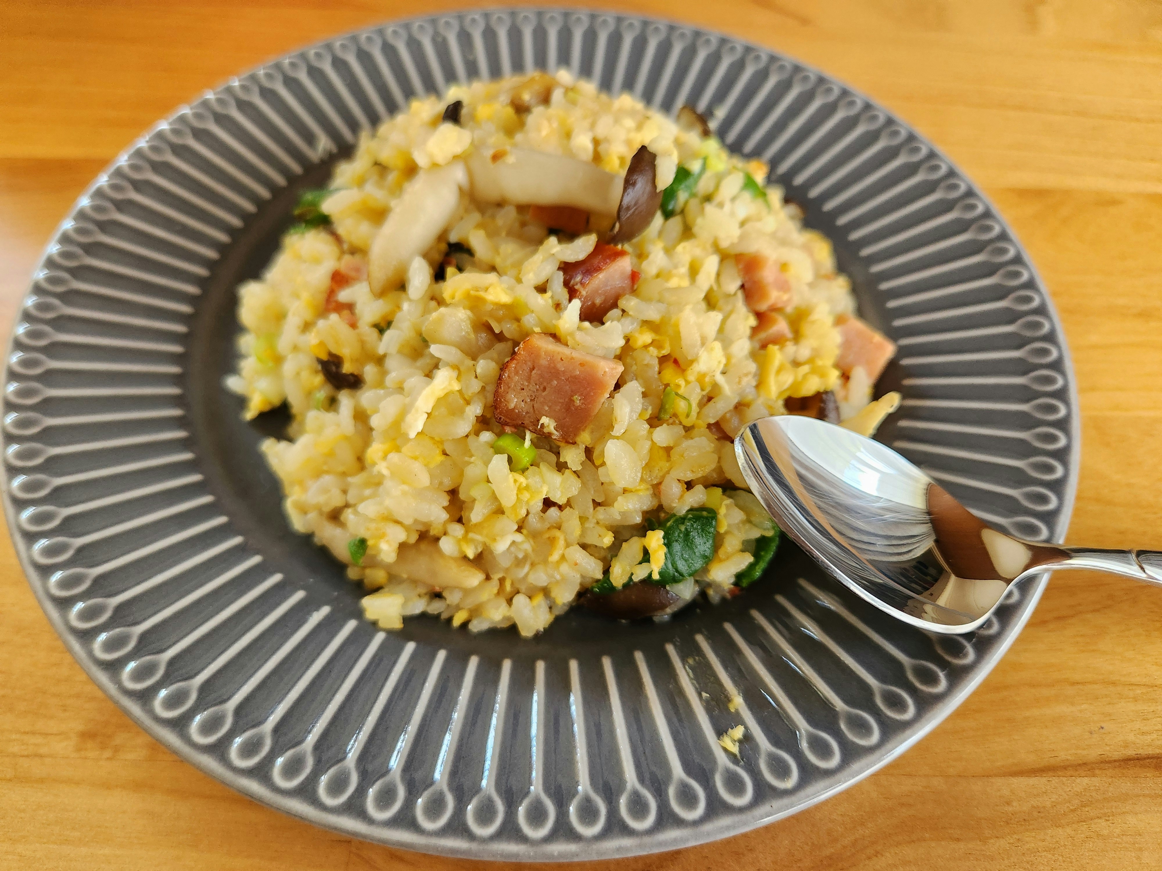 木目の上に盛られた具だくさんのチャーハン