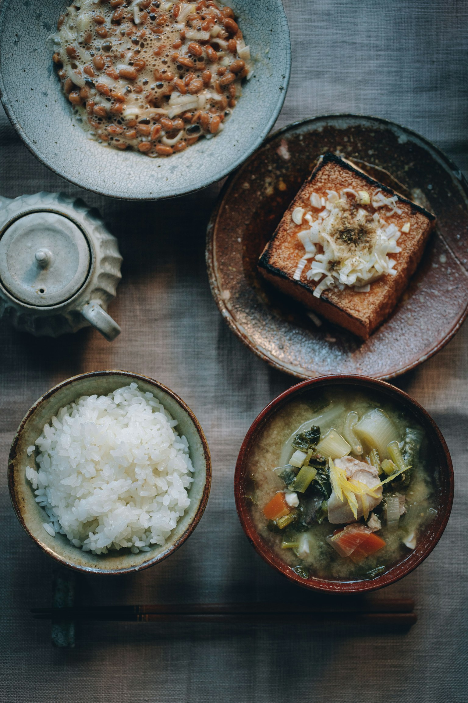 การจัดเรียงอาหารญี่ปุ่นที่อร่อยข้าวซุปมิโสปลาเผา