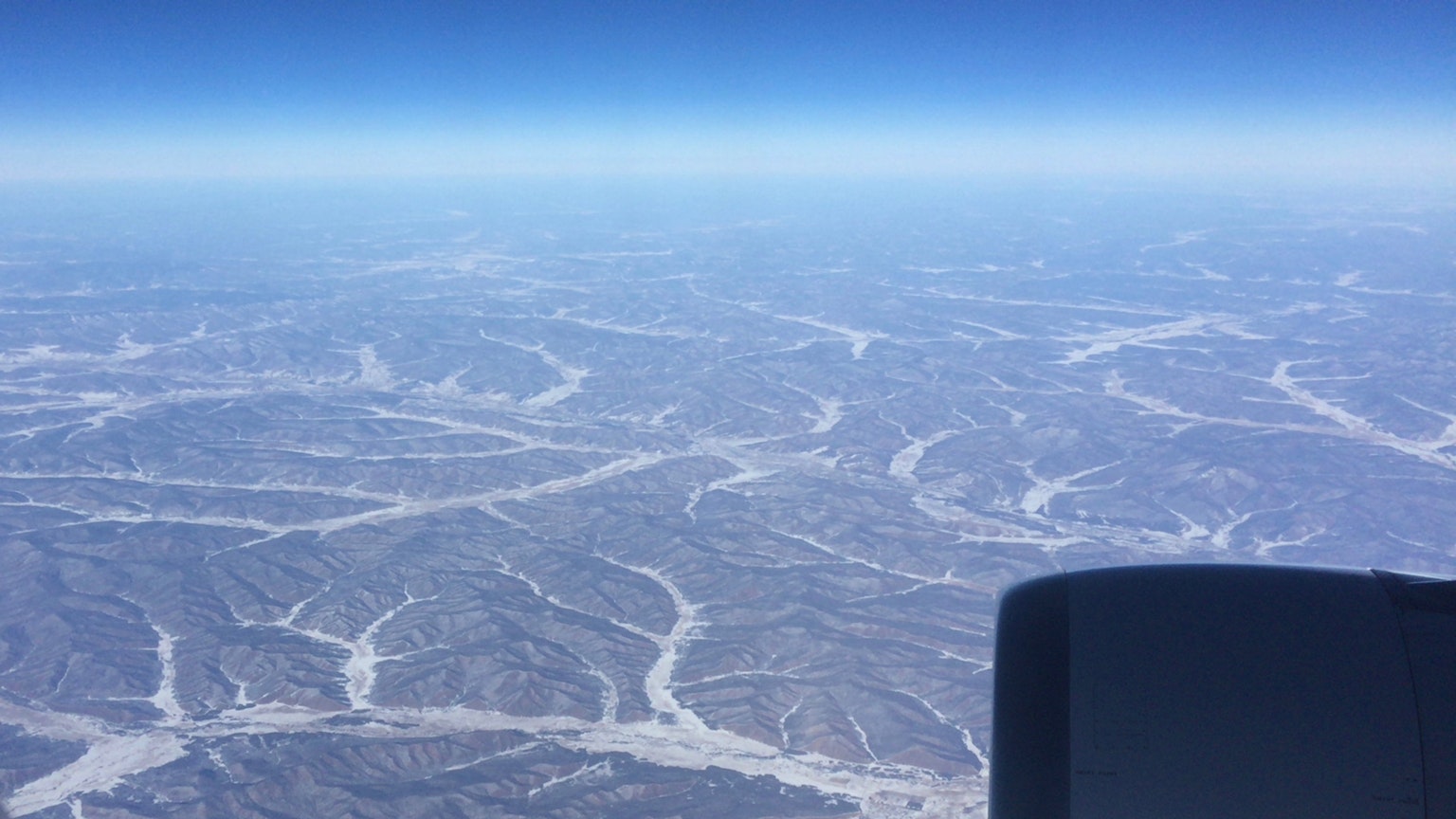 Vue aérienne d'un paysage avec des rivières sinueuses et des montagnes